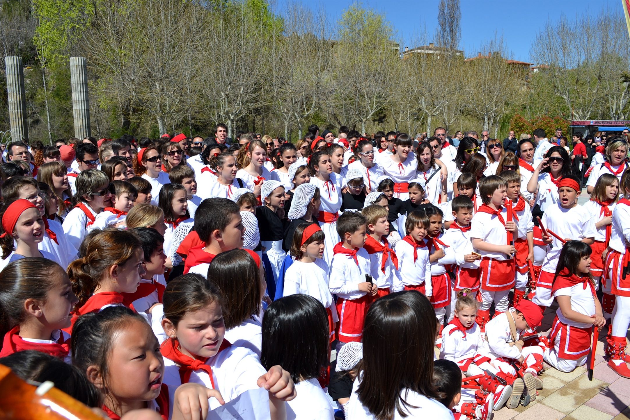 ActuaciÃ³ de la colla dels Petits de l'AgrupaciÃ³ Sardanista a la plaÃ§a de Sant Joan - Abril de 2012.