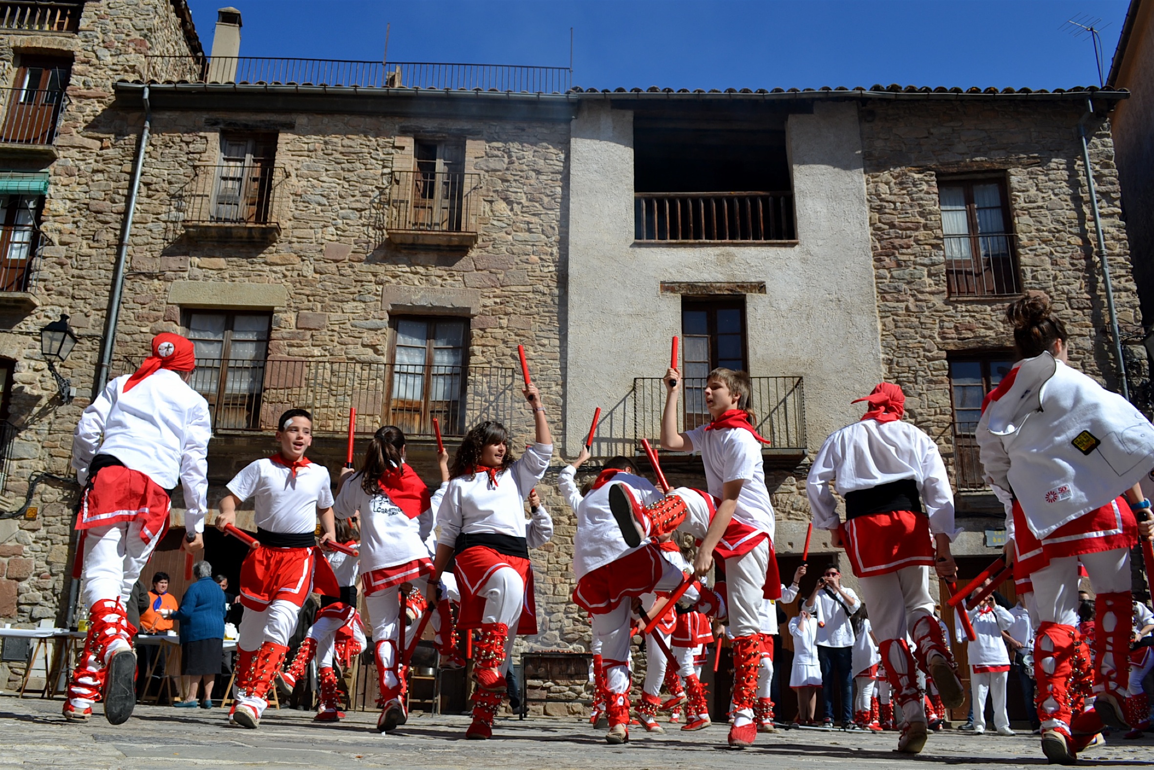 ActuaciÃ³ de la colla dels Petits de l'AgrupaciÃ³ Sardanista a la plaÃ§a Major del Poble Vell - Abril de 2012.