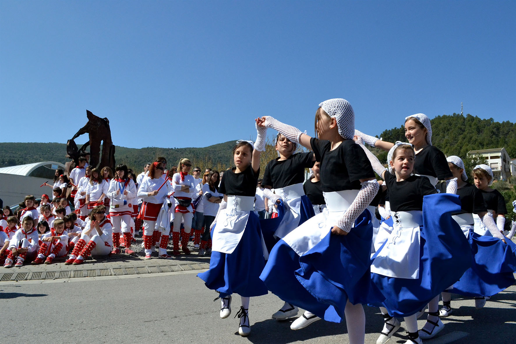 ActuaciÃ³ de la colla dels Petits de l'AgrupaciÃ³ Sardanista al centre urbÃ  - Abril de 2012.