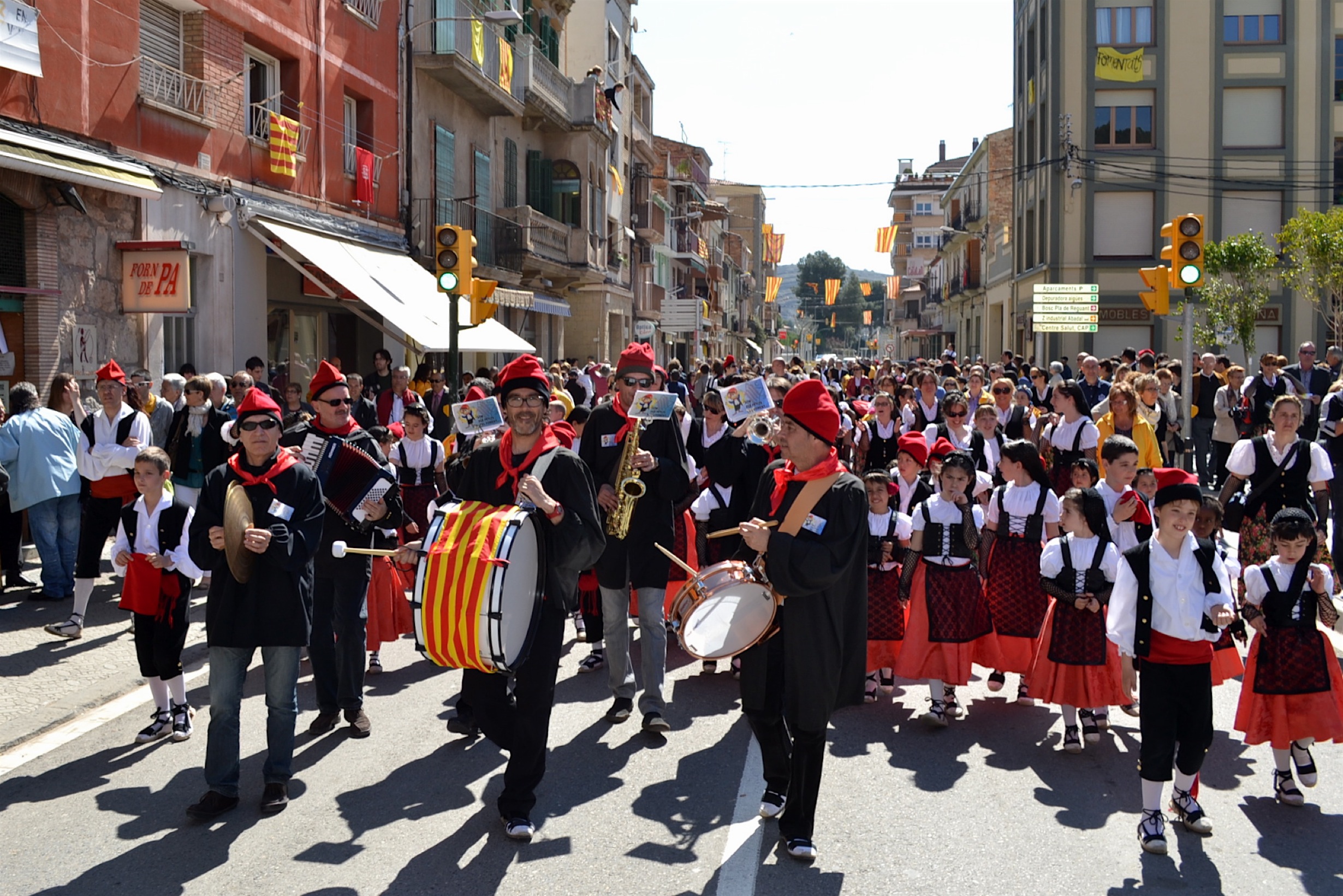 Pas de la colla Infantil del Foment Cultural pel centre urbÃ  - Abril de 2012.