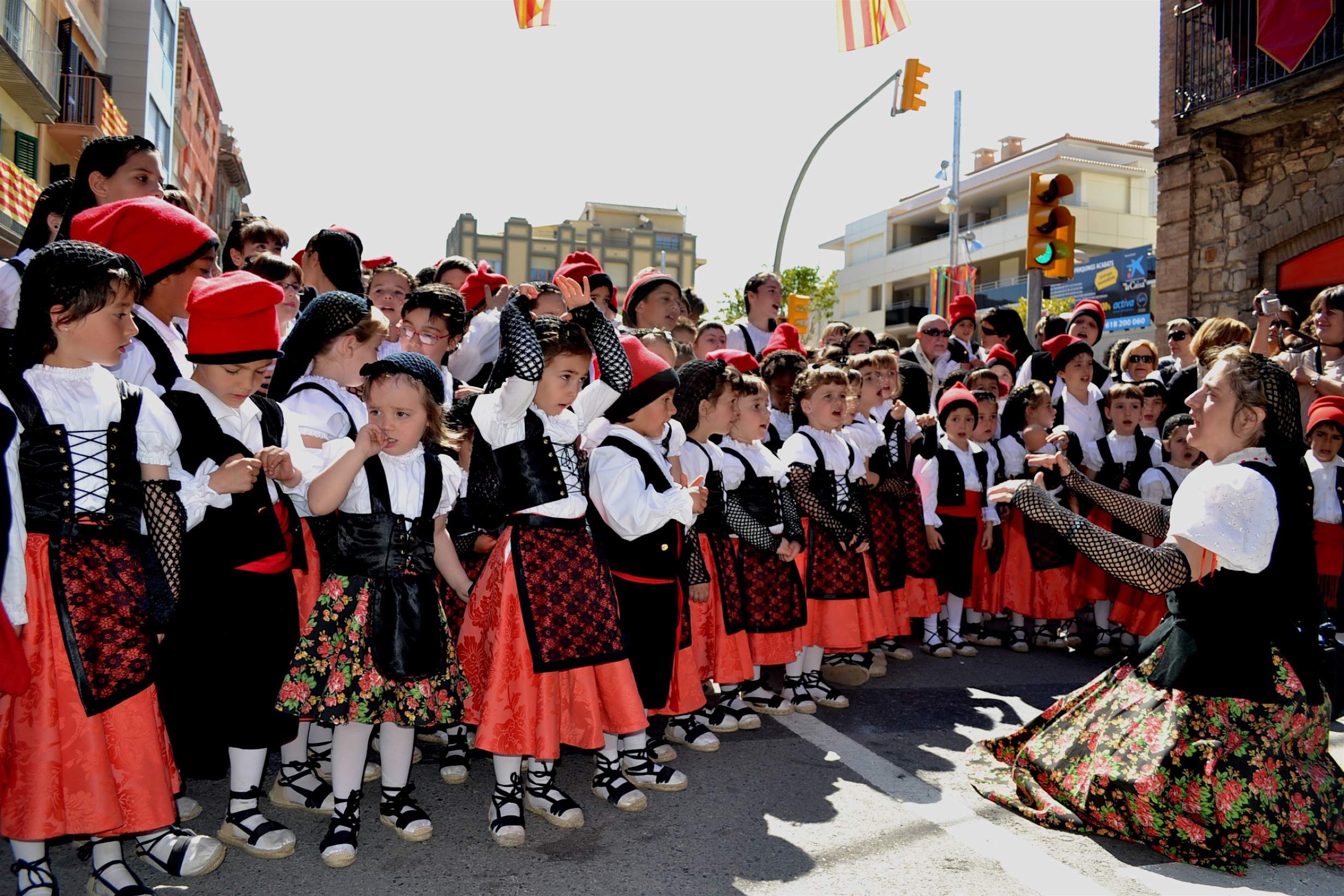ActuaciÃ³ de la colla Infantil del Foment Cultural al centre urbÃ  - Abril de 2012.