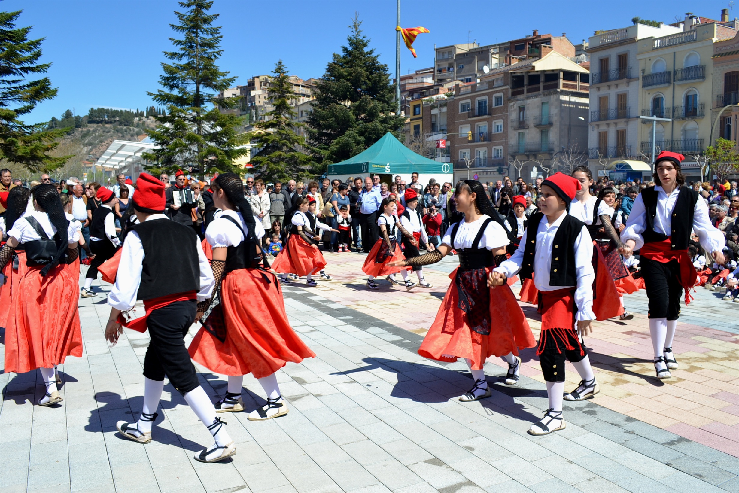 ActuaciÃ³ de la colla Juvenil del Foment Cultural a la plaÃ§a de Sant Joan - Abril de 2012.