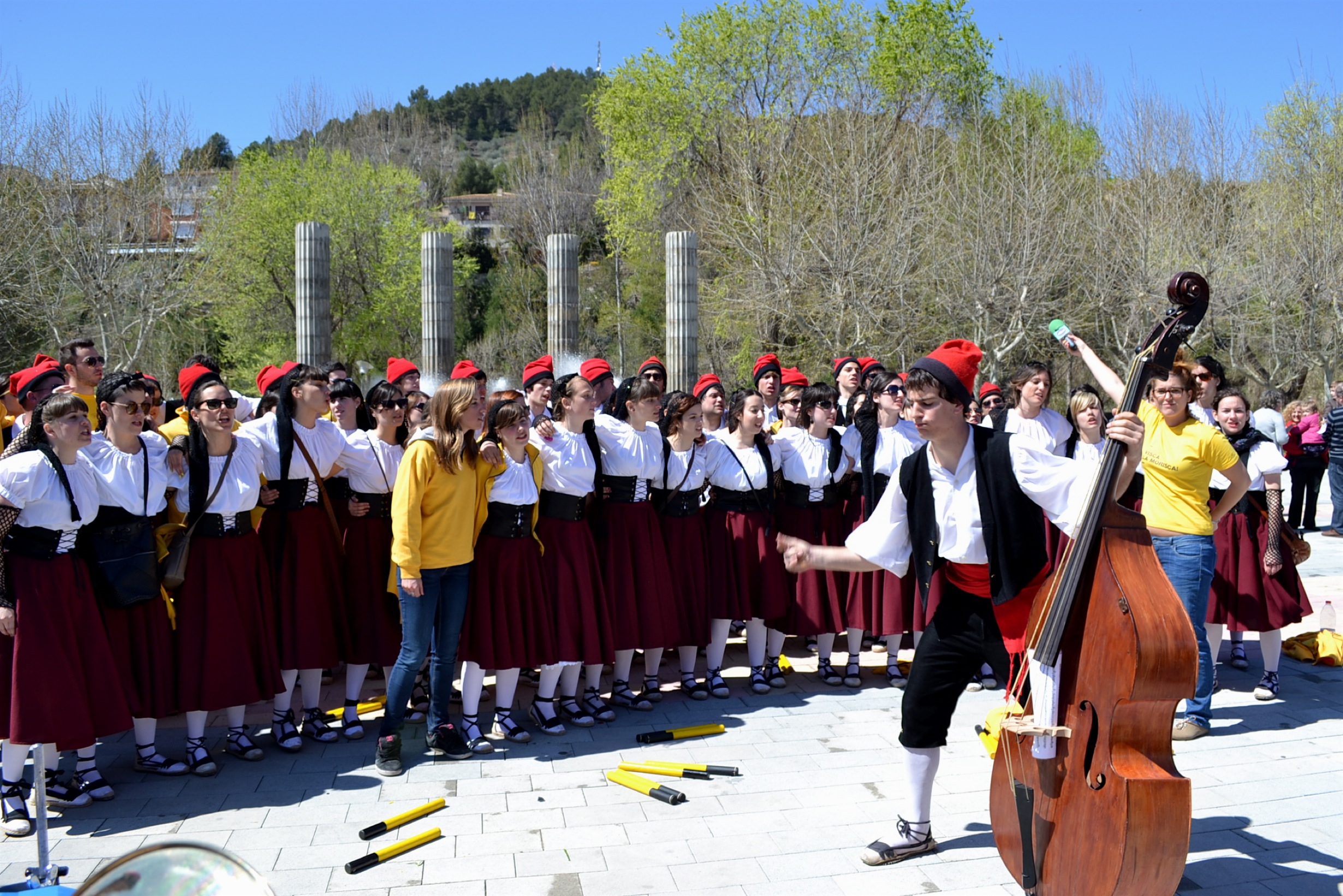 La colla Juvenil del Foment Cultural interpreta els Goigs de les Botifarres a la plaÃ§a de Sant Joan - Abril de 2012.