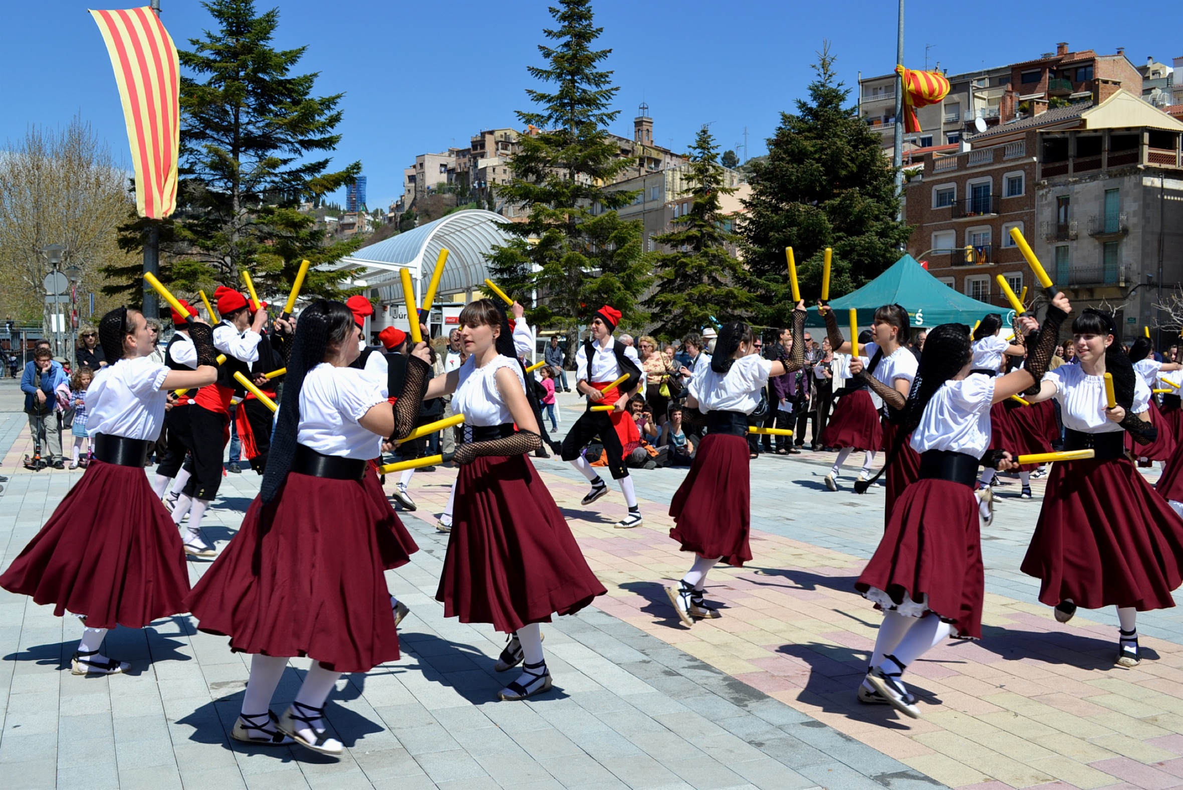 ActuaciÃ³ de la colla Juvenil del Foment Cultural a la plaÃ§a de Sant Joan - Abril de 2012.