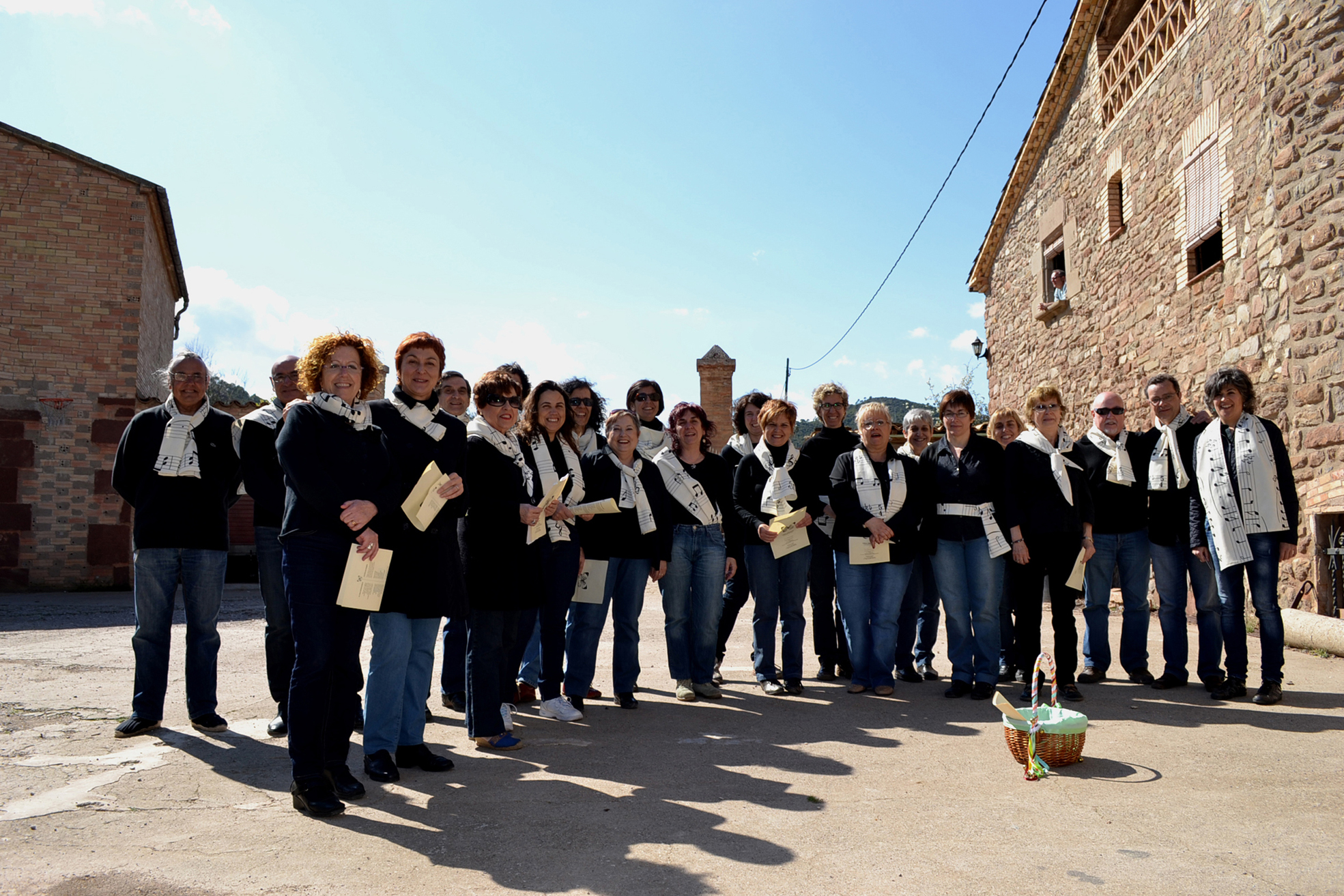 Foto de grup de la colla de la Coral SÃ²rissons durant les Caramelles a PagÃ¨s - Abril de 2012.