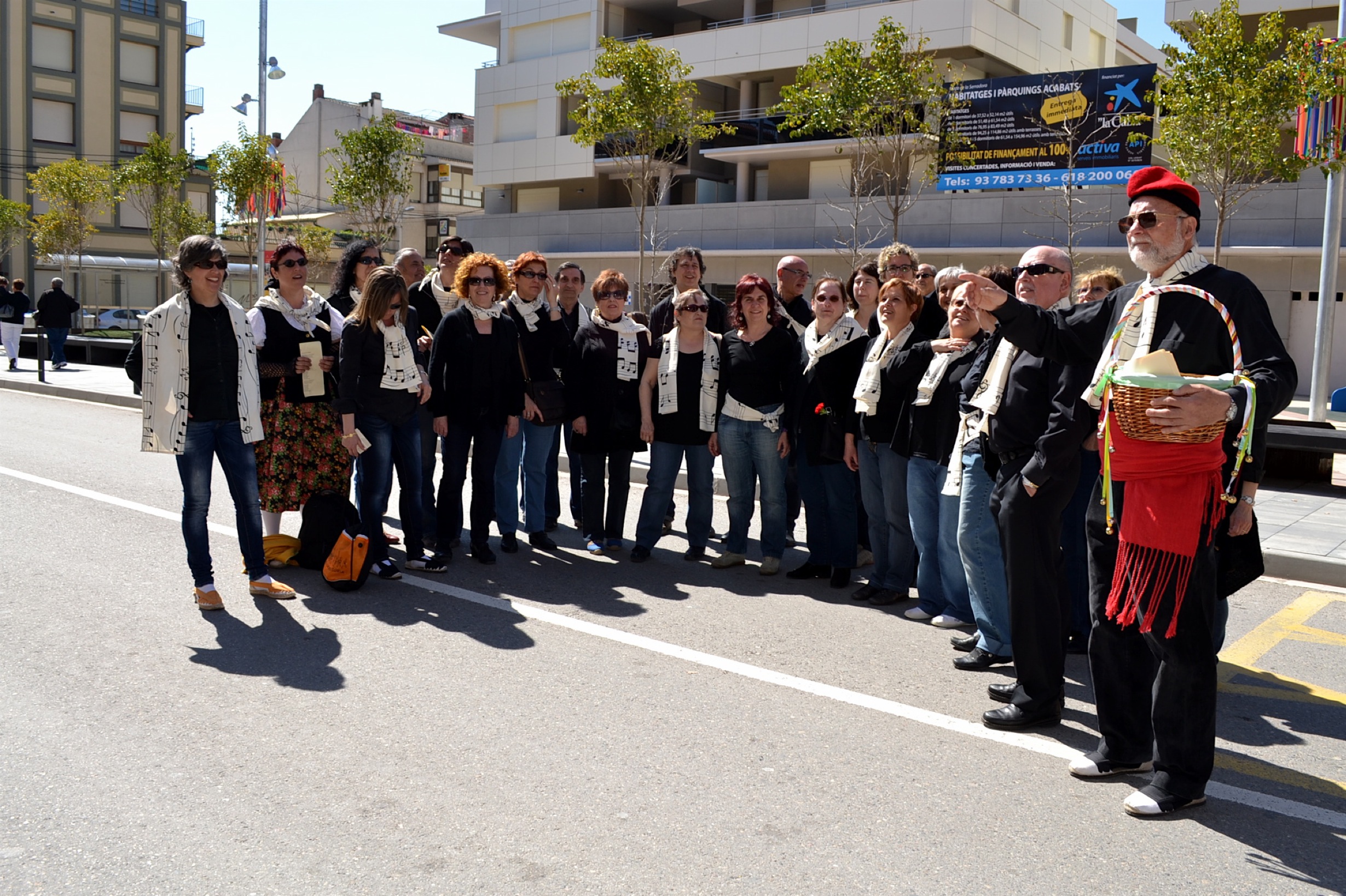 SalutaciÃ³ de la colla de la Coral SÃ²rissons al centre urbÃ  - Abril de 2012.