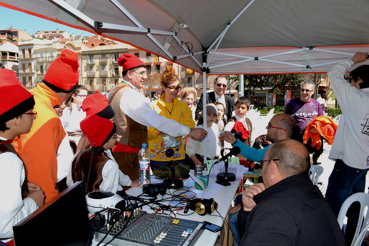 Programa especial de l'emissora municipal sobre les Caramelles, a la plaÃ§a de Sant Joan - Abril de 2012.