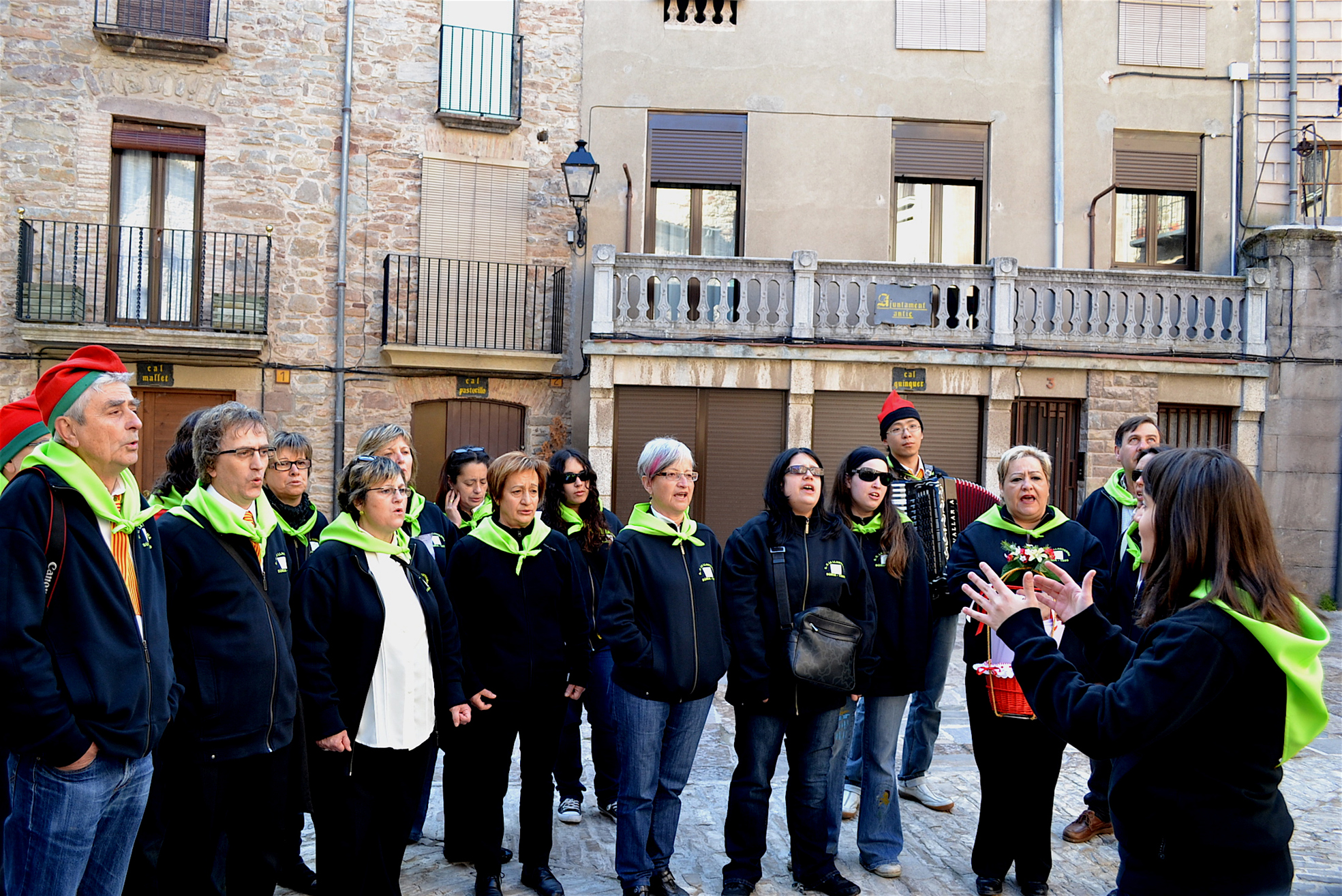 ActuaciÃ³ de la colla de La Llanterna a la plaÃ§a Major del Poble Vell - Abril de 2012.