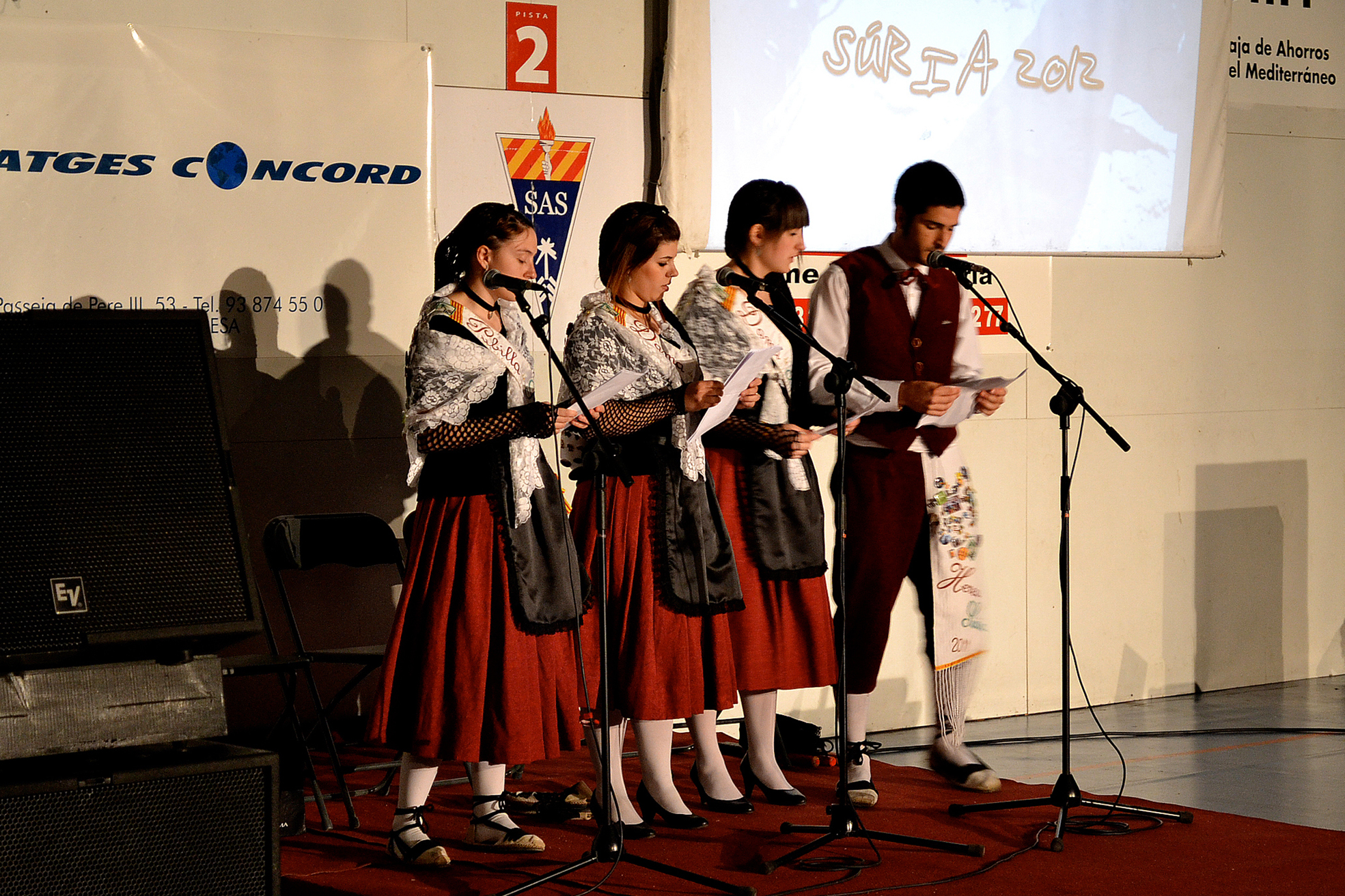 La Pubilla, l'Hereu i les Dames d'Honor de SÃºria presenten la Trobada Caramellaire del PavellÃ³ Municipal d'Esports - Abril de 2012.