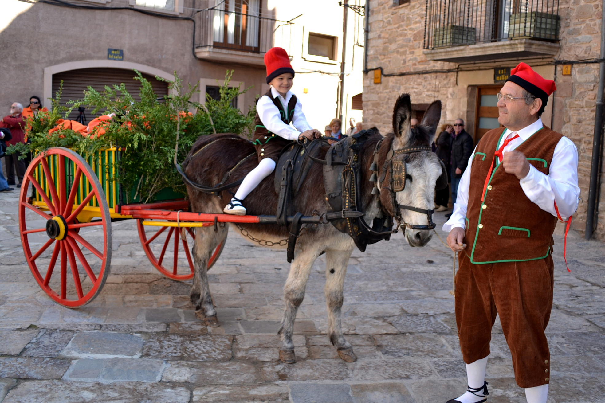 Personatges de la colla del Tro Gros a la plaÃ§a Major del Poble Vell - Abril de 2012.