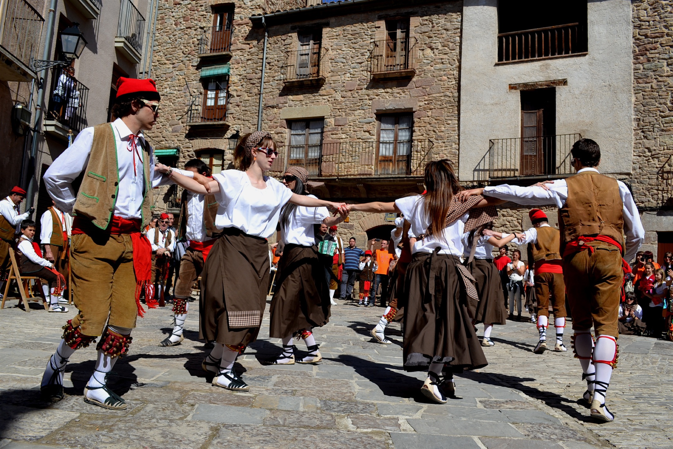 ActuaciÃ³ de la colla del Tro Gros a la plaÃ§a Major del Poble Vell - Abril de 2012.