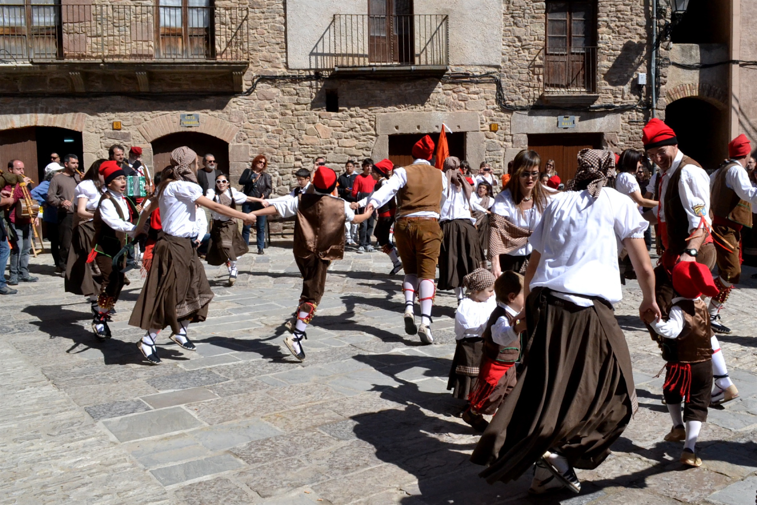 ActuaciÃ³ de la colla del Tro Gros a la plaÃ§a Major del Poble Vell - Abril de 2012.