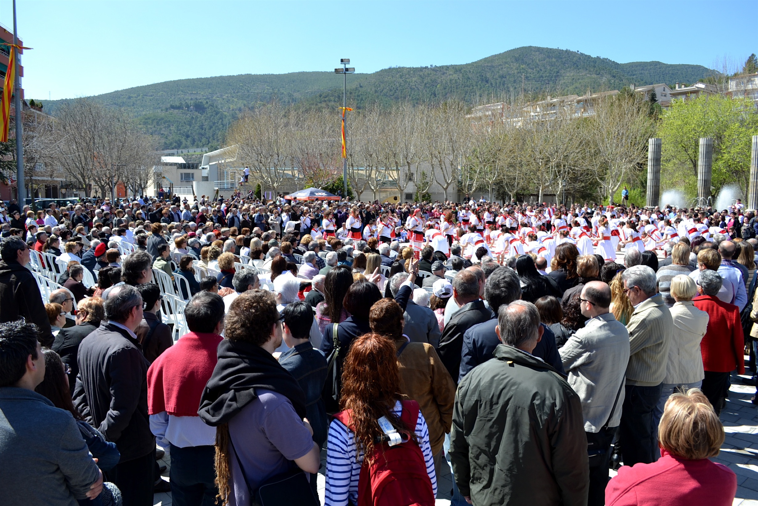 El pÃºblic concentrat a la plaÃ§a de Sant Joan assisteix a una actuaciÃ³ caramellaire - Abril de 2012.