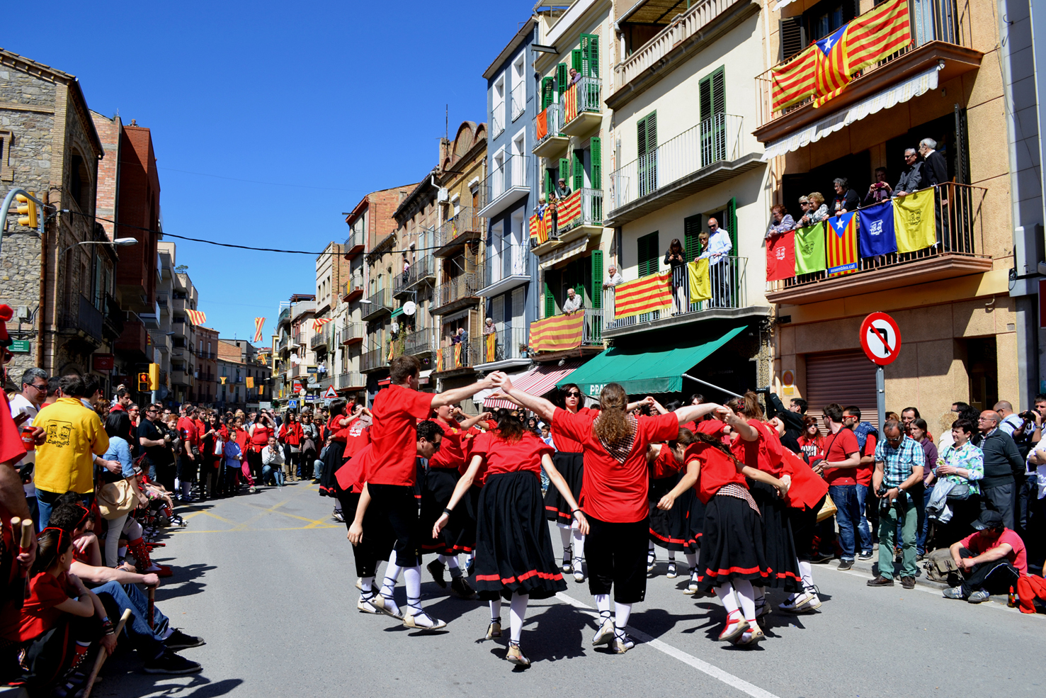ActuaciÃ³ de la colla de l'Altatxu al centre urbÃ  - MarÃ§ de 2013.