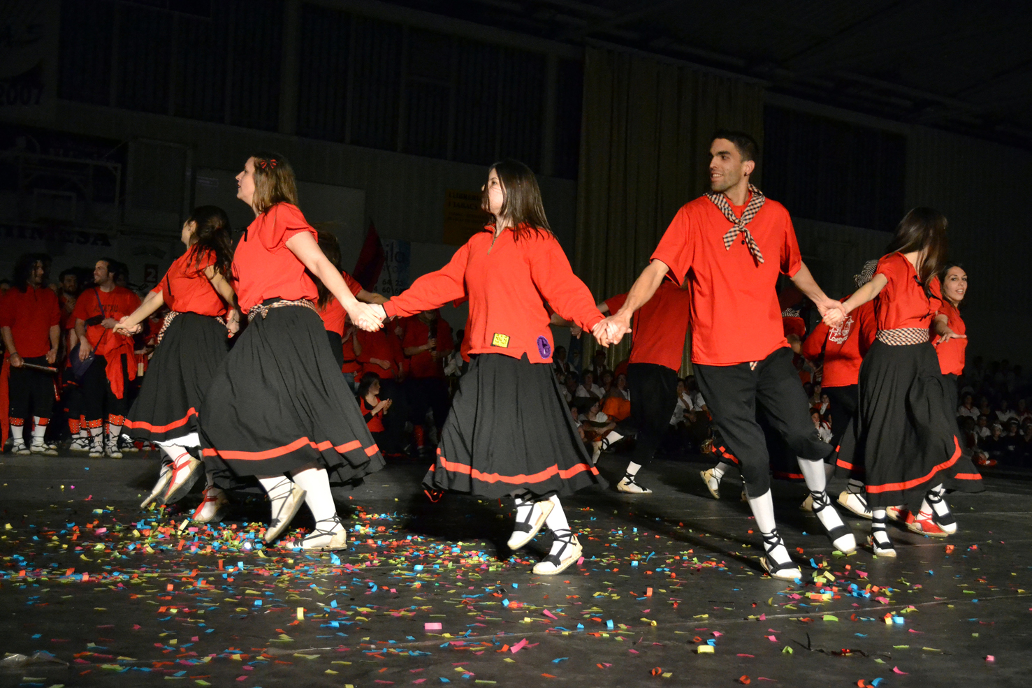 ActuaciÃ³ de la colla de l'Altatxu durant la Trobada Caramellaire del PavellÃ³ Municipal d'Esports - MarÃ§ de 2013.