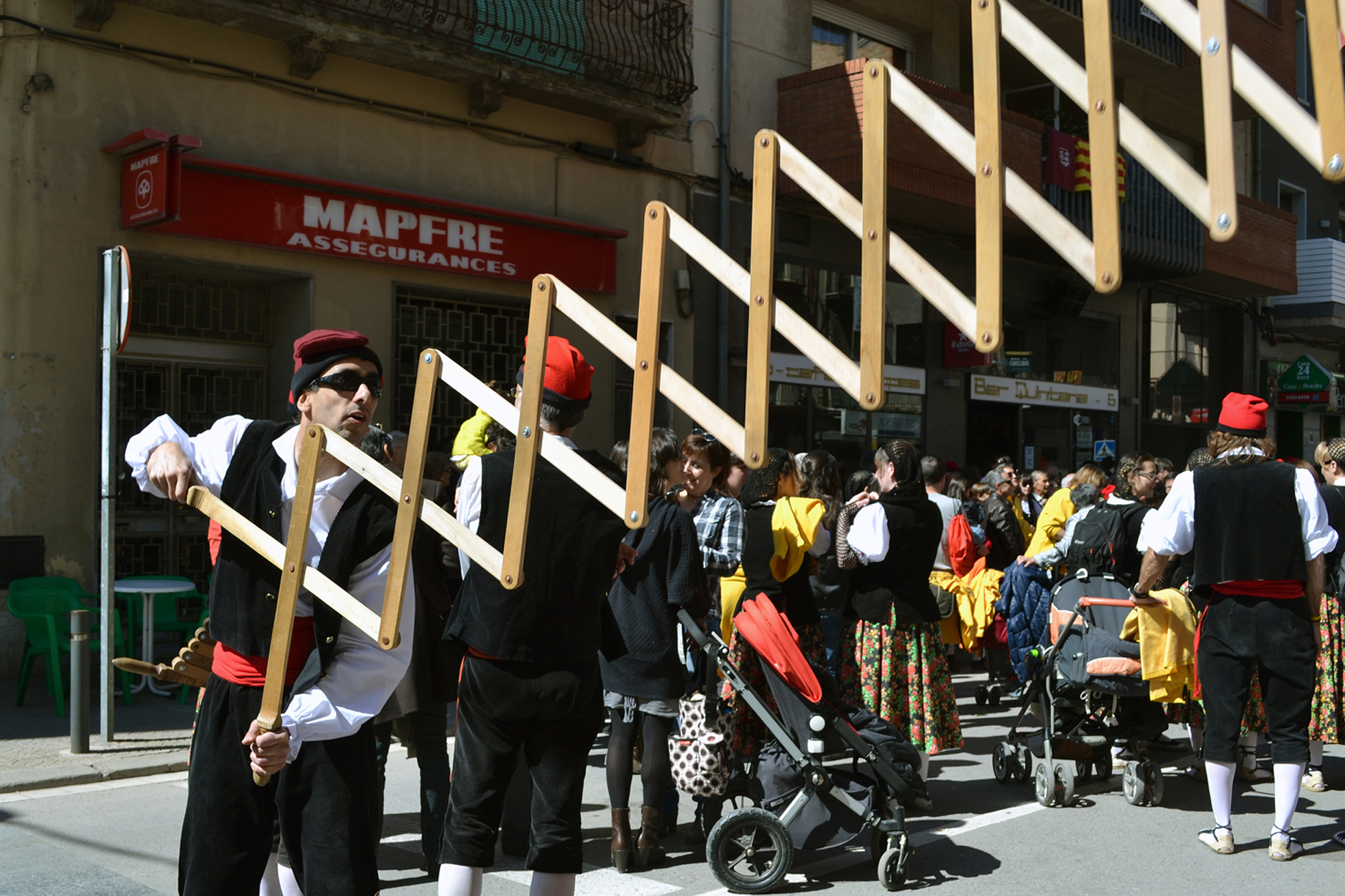 Ballester de la colla Juvenil del Foment Cultural al centre urbÃ  - MarÃ§ de 2013.