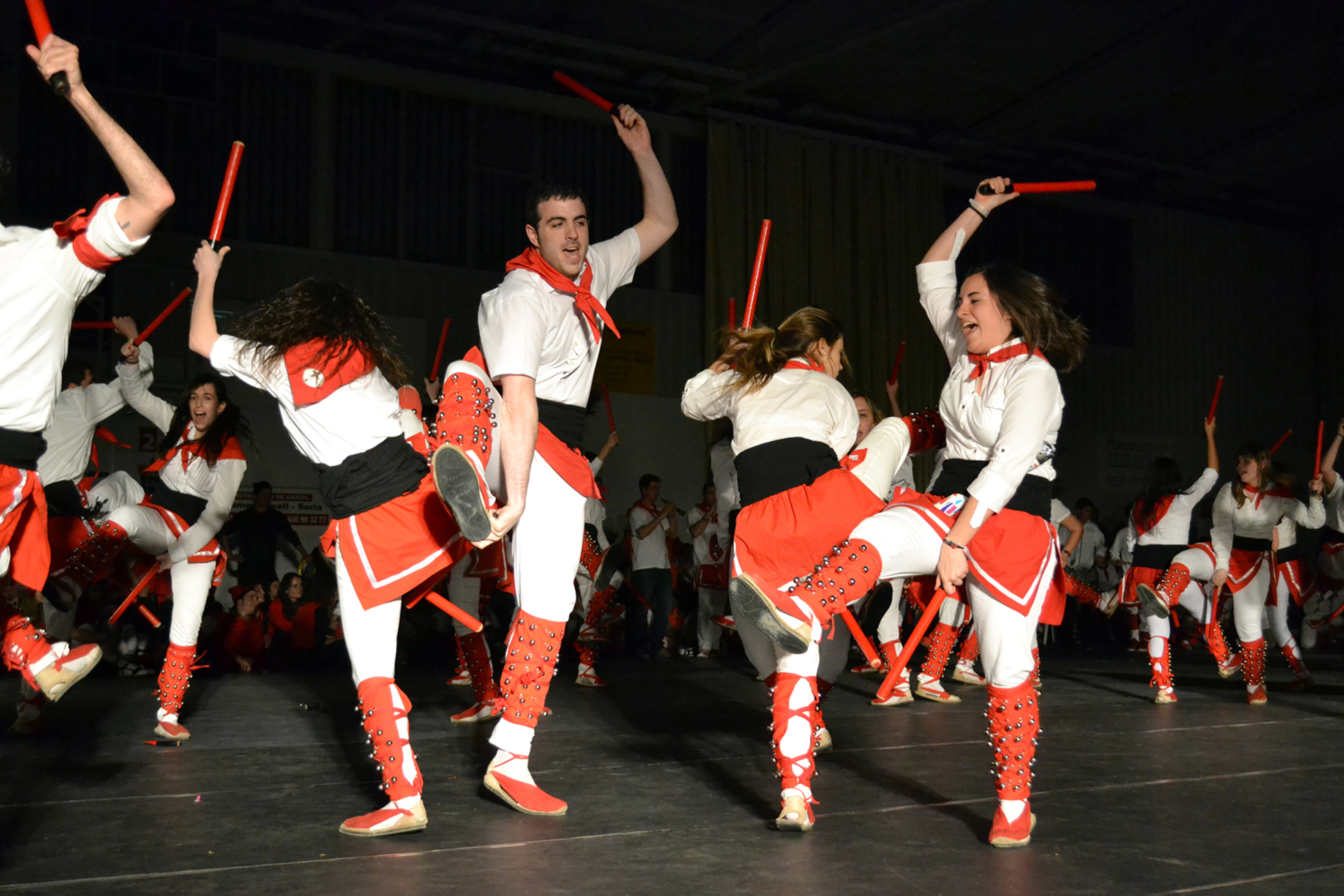 actuaciÃ³ de la colla dels Grans de l'AgrupaciÃ³ Sardanista a la Trobada Caramellaire del PavellÃ³ Municipal d'Esports - MarÃ§ de 2013.