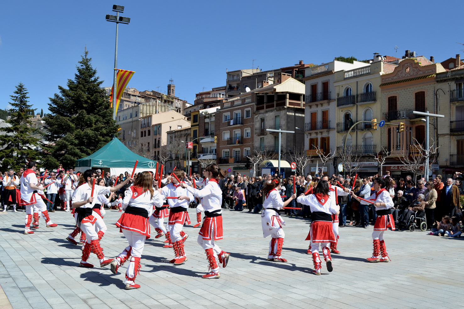 ActuaciÃ³ de la colla dels Grans de l'AgrupaciÃ³ Sardanista a la plaÃ§a de Sant Joan - MarÃ§ de 2013.