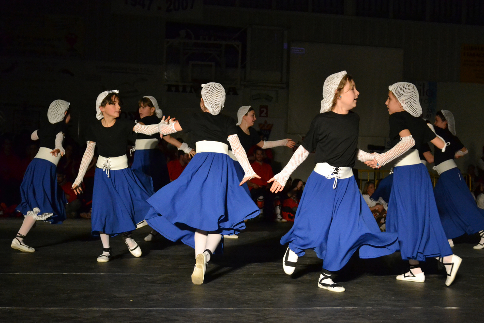 ActuaciÃ³ de la colla dels Petits de l'AgrupaciÃ³ Sardanista a la Trobada Caramellaire del PavellÃ³ Municipal d'Esports - MarÃ§ de 2013.
