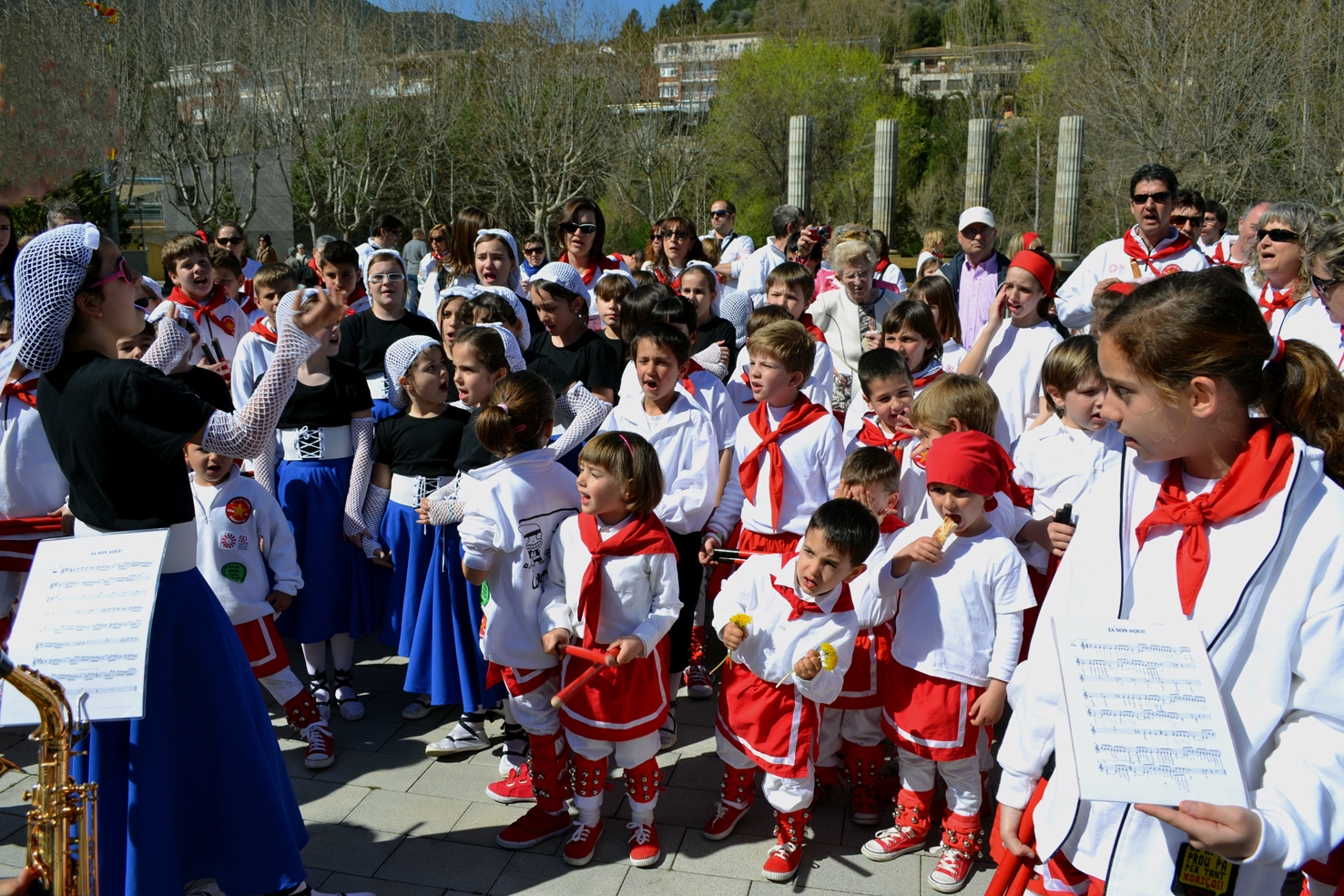 ActuaciÃ³ de la colla dels Petits de l'AgrupaciÃ³ Sardanista a la plaÃ§a de Sant Joan - MarÃ§ de 2013.