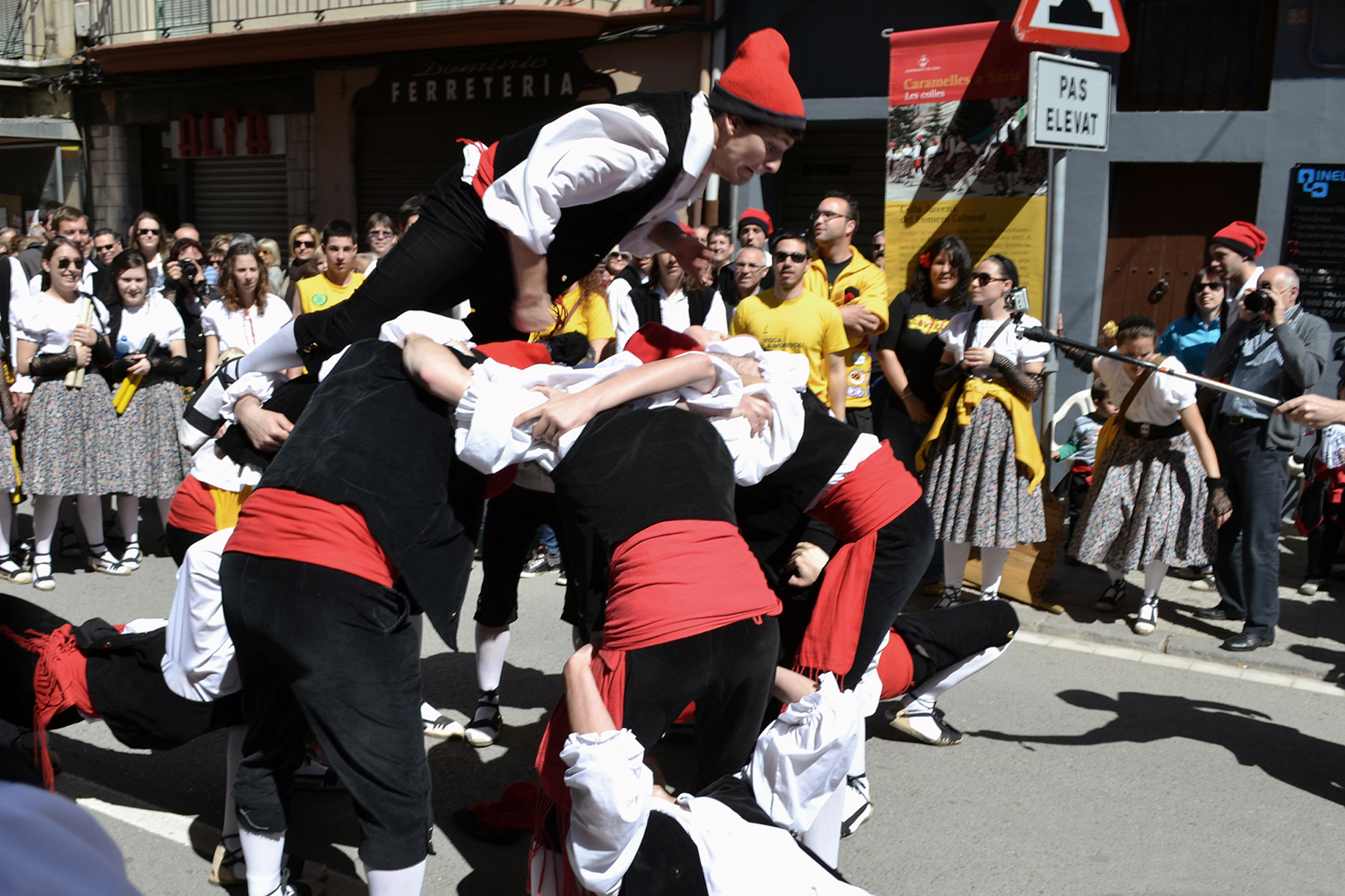 ActuaciÃ³ de la colla Juvenil del Foment Cultural al centre urbÃ  - MarÃ§ de 2013.