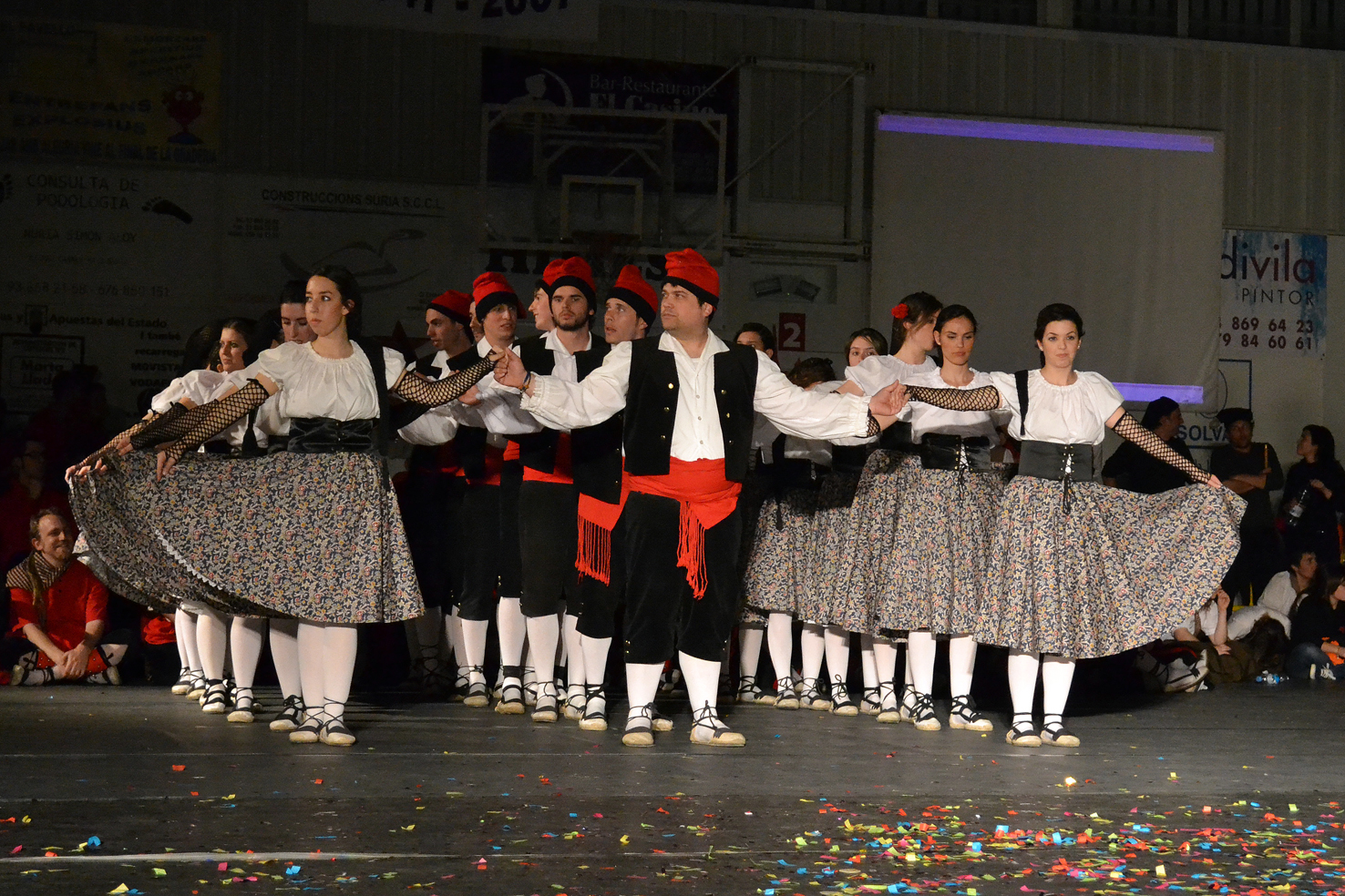 ActuaciÃ³ de la colla Juvenil del Foment Cultural durant la Trobada Caramellaire del PavellÃ³ Municipal d'Esports - MarÃ§ de 2013.