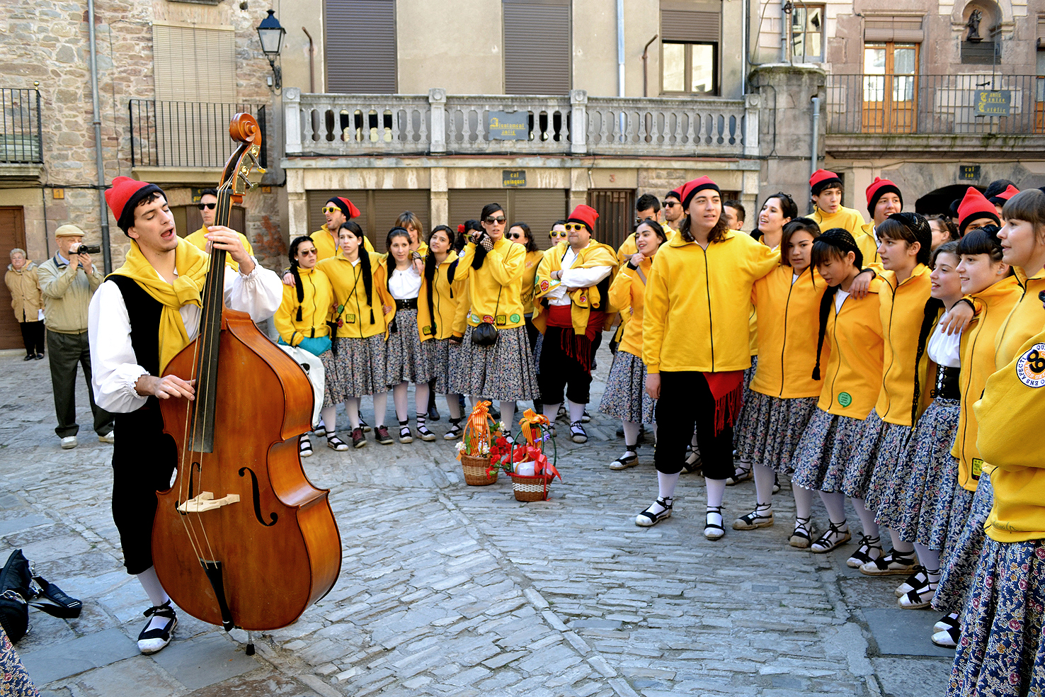 La colla Juvenil del Foment Cultural interpreta els Goigs de les Botifarres a la plaÃ§a Major del Poble Vell - MarÃ§ de 2013.