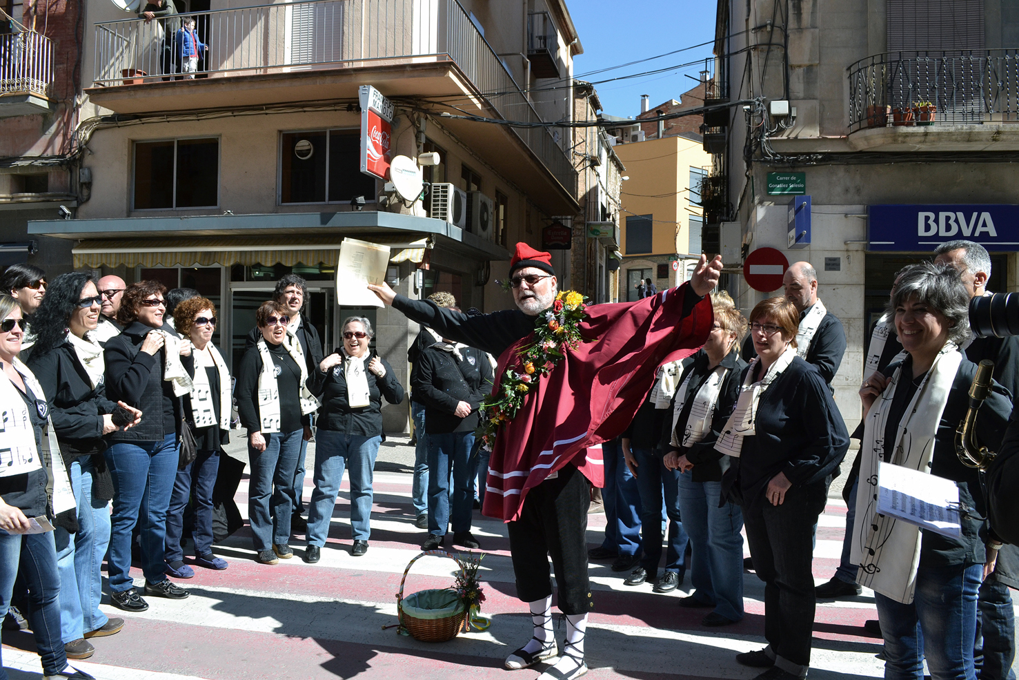 SalutaciÃ³ de la lloca de la colla de la Coral SÃ²rissons al centre urbÃ  - MarÃ§ de 2013.