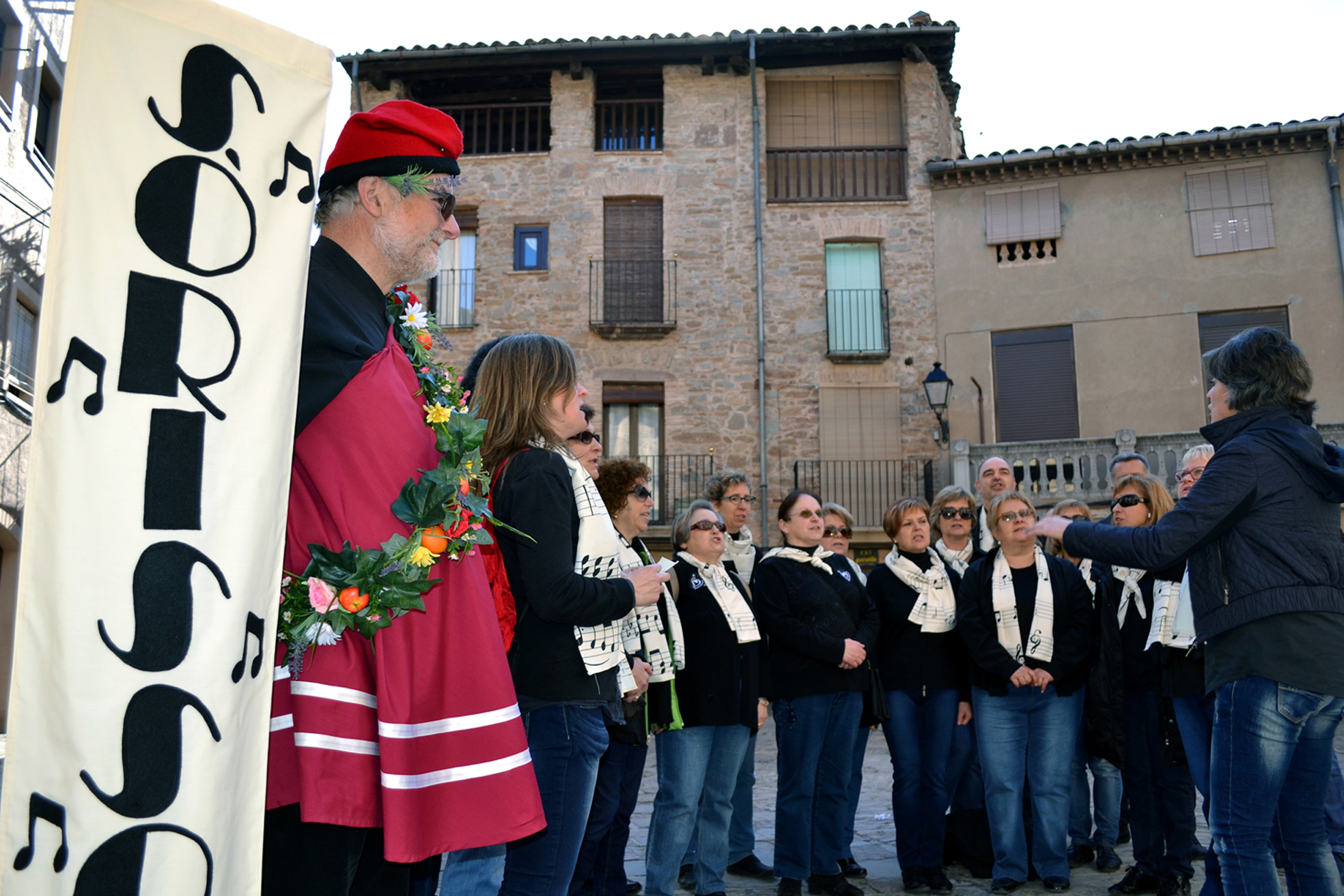ActuaciÃ³ de la colla de la Coral SÃ²rissons a la plaÃ§a Major del Poble Vell - MarÃ§ de 2013.