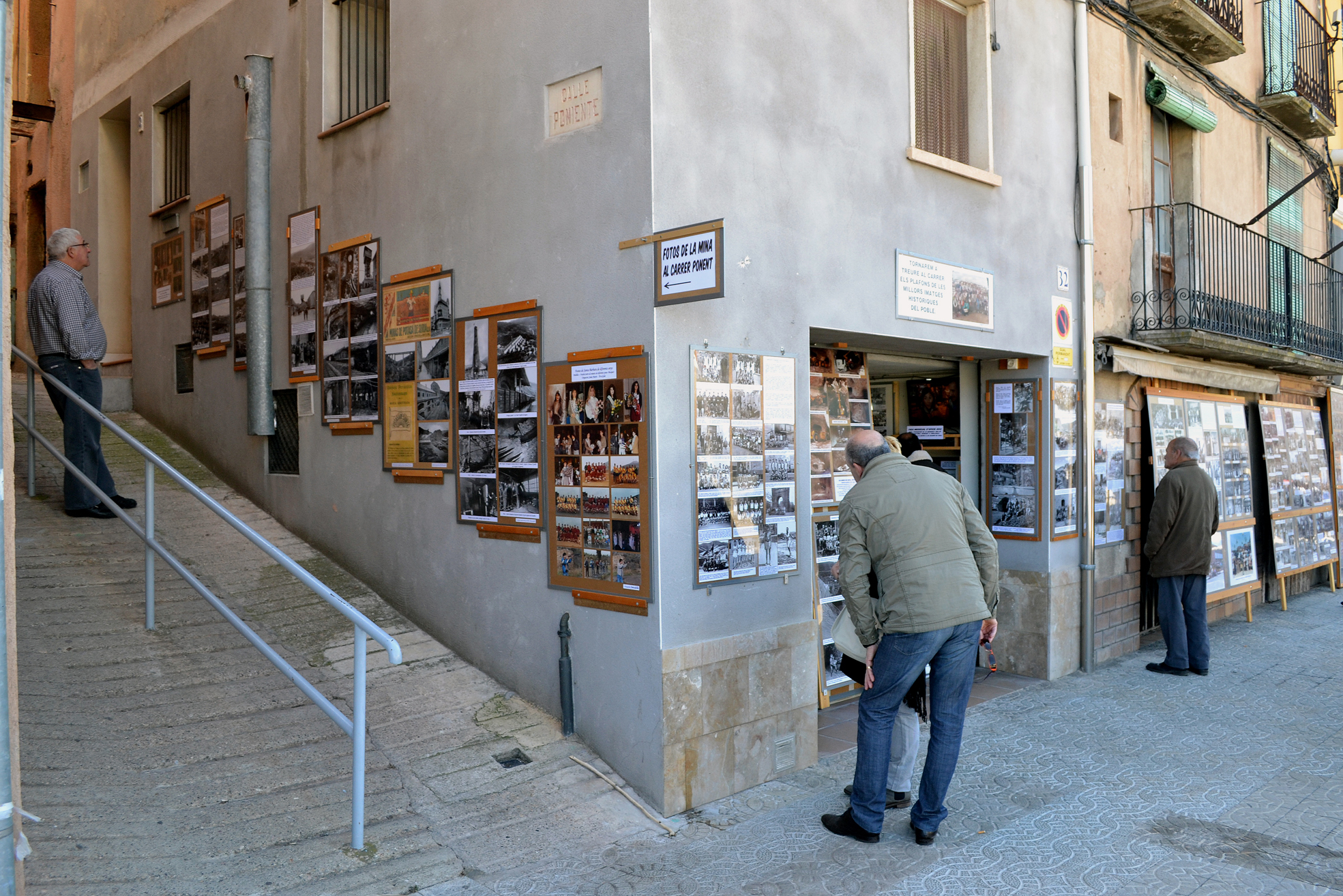 ExposiciÃ³ del fotÃ²graf surienc Josep Juncadella al centre urbÃ  - MarÃ§ de 2013.