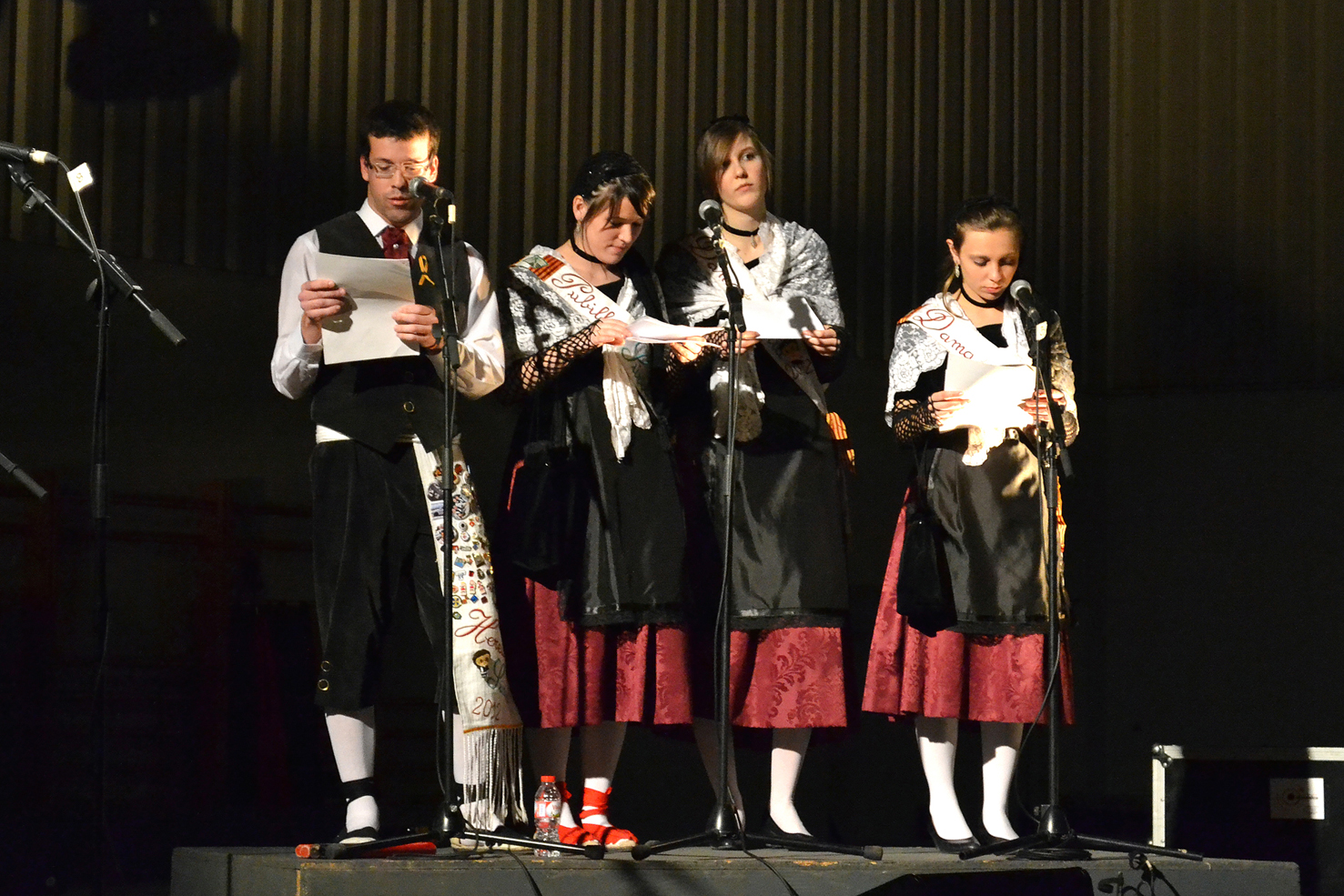 La Pubilla, l'Hereu i les Dames d'Honor de SÃºria presenten la Trobada Caramellaire del PavellÃ³ Municipal d'Esports - MarÃ§ de 2013.