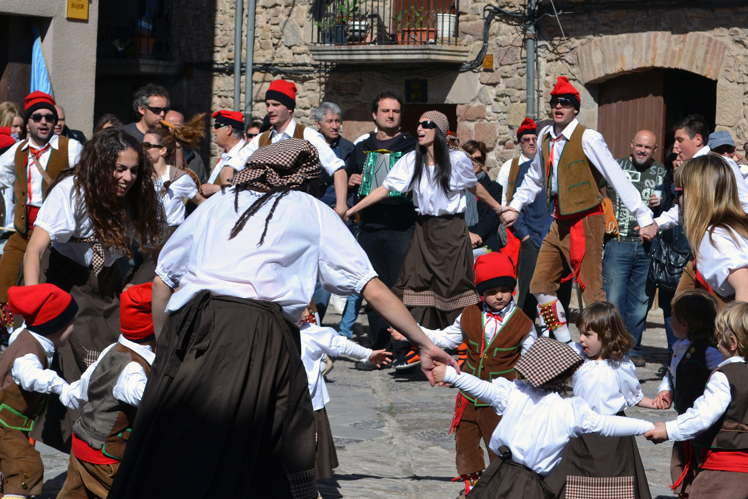 ActuaciÃ³ de la colla del Tro Gros a la plaÃ§a Major del Poble Vell - MarÃ§ de 2013.