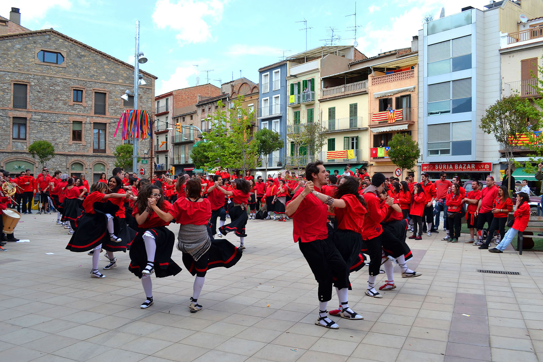 ActuaciÃ³ de la colla de l'Altatxu a la plaÃ§a de la Serradora - Abril de 2014.
