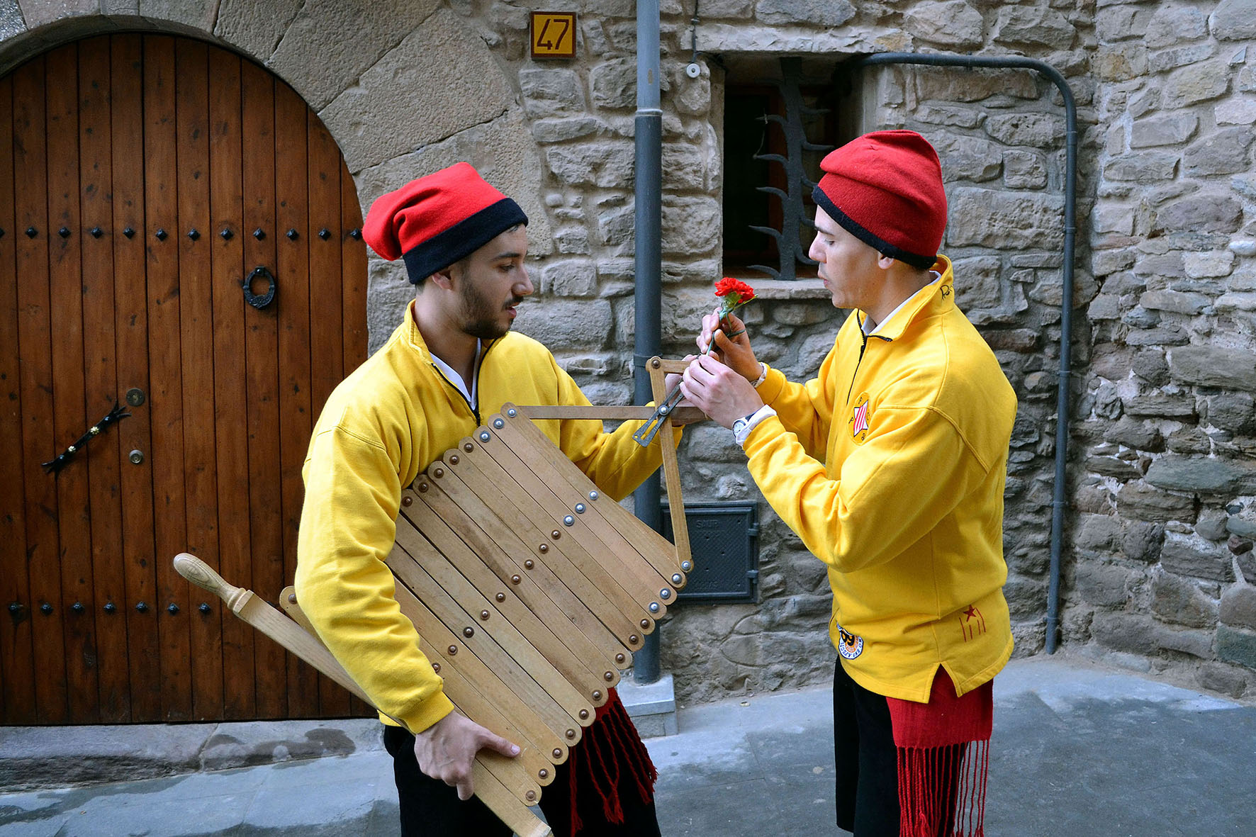 Ballester de la colla Juvenil del Foment Cultural al Poble Vell - Abril de 2014.