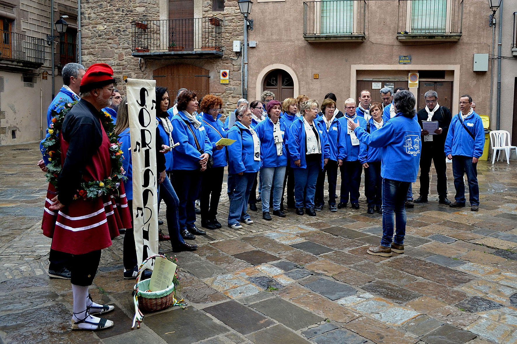 ActuaciÃ³ de la colla de la Coral SÃ²rissons a la plaÃ§a Major del Poble Vell - Abril de 2014.