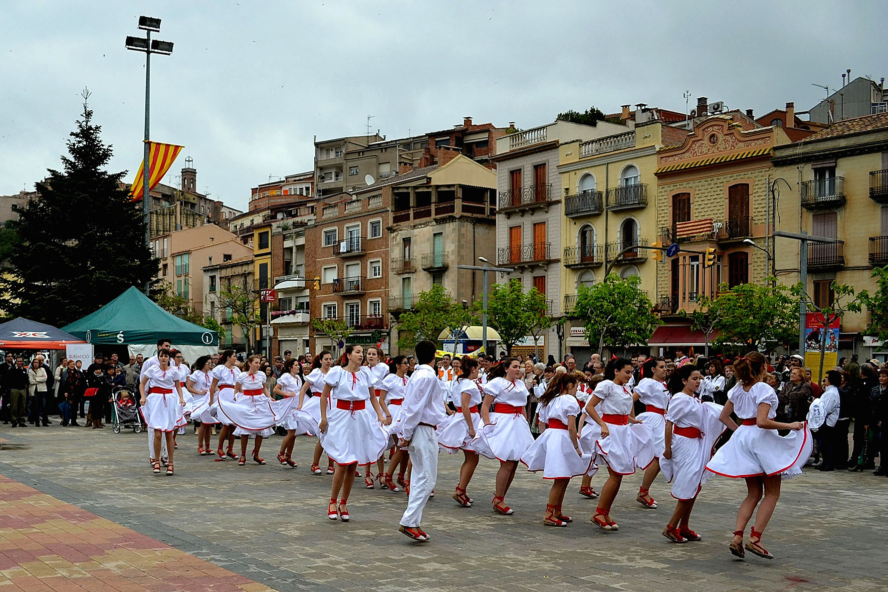 ActuaciÃ³ de la colla dels Grans de l'AgrupaciÃ³ Sardanista a la plaÃ§a de Sant Joan - Abril de 2014.