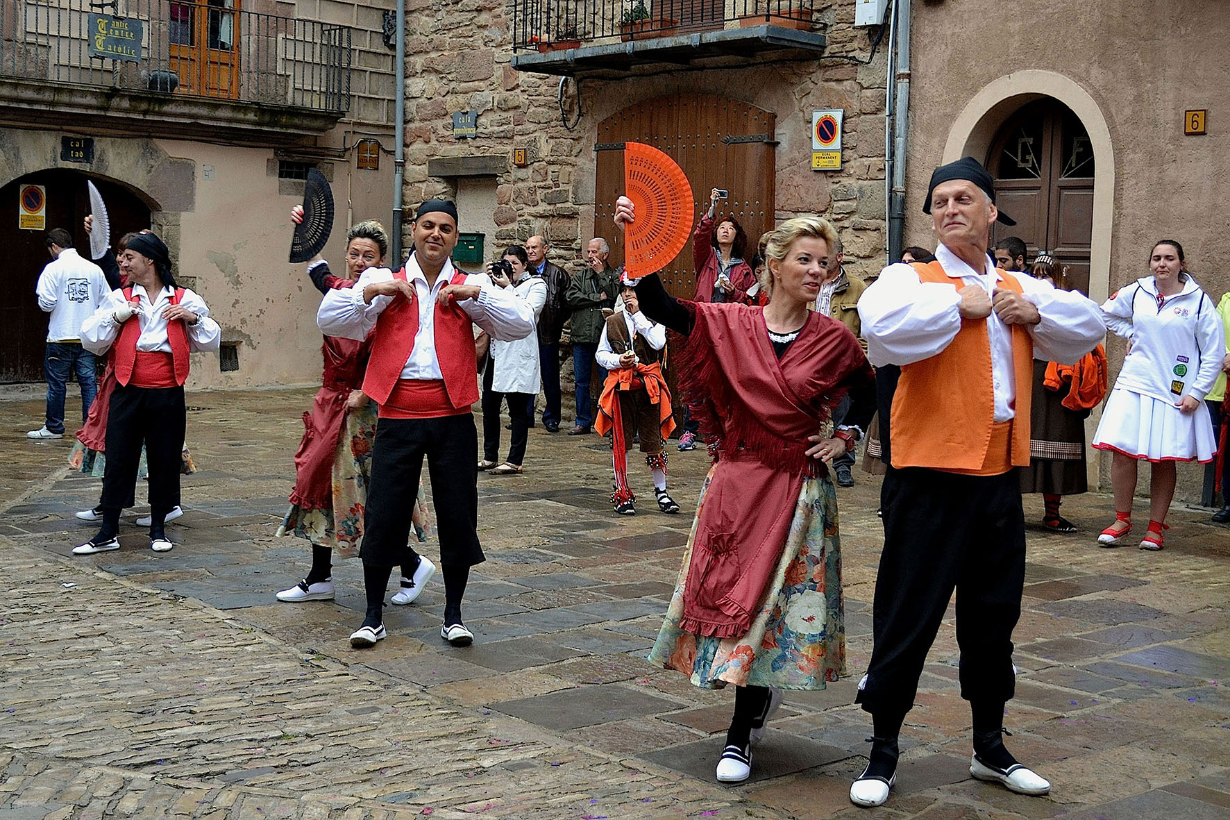 ActuaciÃ³ de la colla dels Grans de l'AgrupaciÃ³ Sardanista a la plaÃ§a Major del Poble Vell - Abril de 2014.