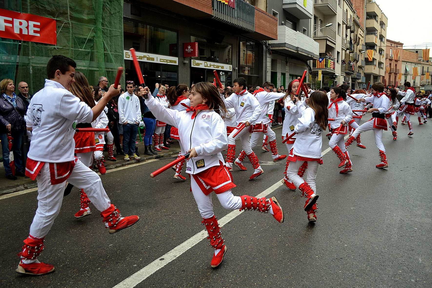 ActuaciÃ³ de la colla dels Grans de l'AgrupaciÃ³ Sardanista al centre urbÃ  - Abril de 2014.