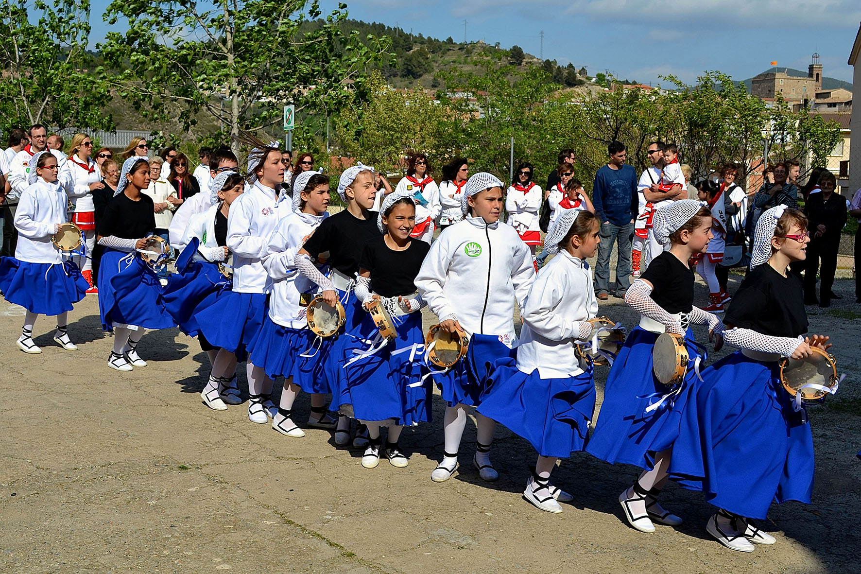ActuaciÃ³ de la colla dels Petits de l'AgrupaciÃ³ Sardanista al centre urbÃ  - Abril de 2014.