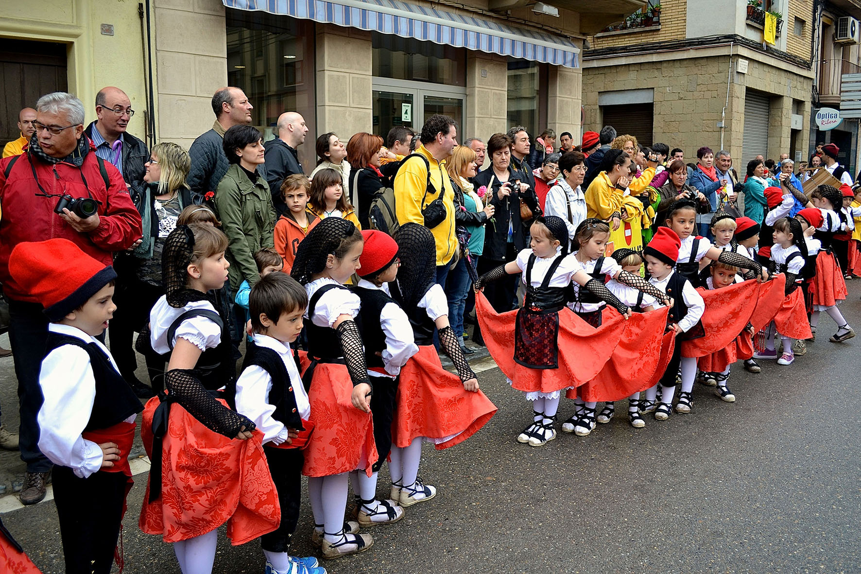ActuaciÃ³ de la colla Infantil del Foment Cultural al centre urbÃ  - Abril de 2014.