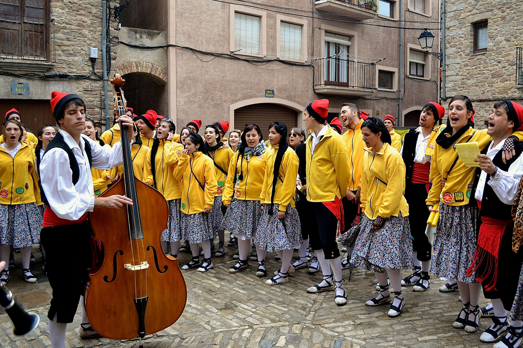 La colla Juvenil del Foment Cultural interpreta els Goigs de les Botifarres a la plaÃ§a Major del Poble Vell - Abril de 2014.