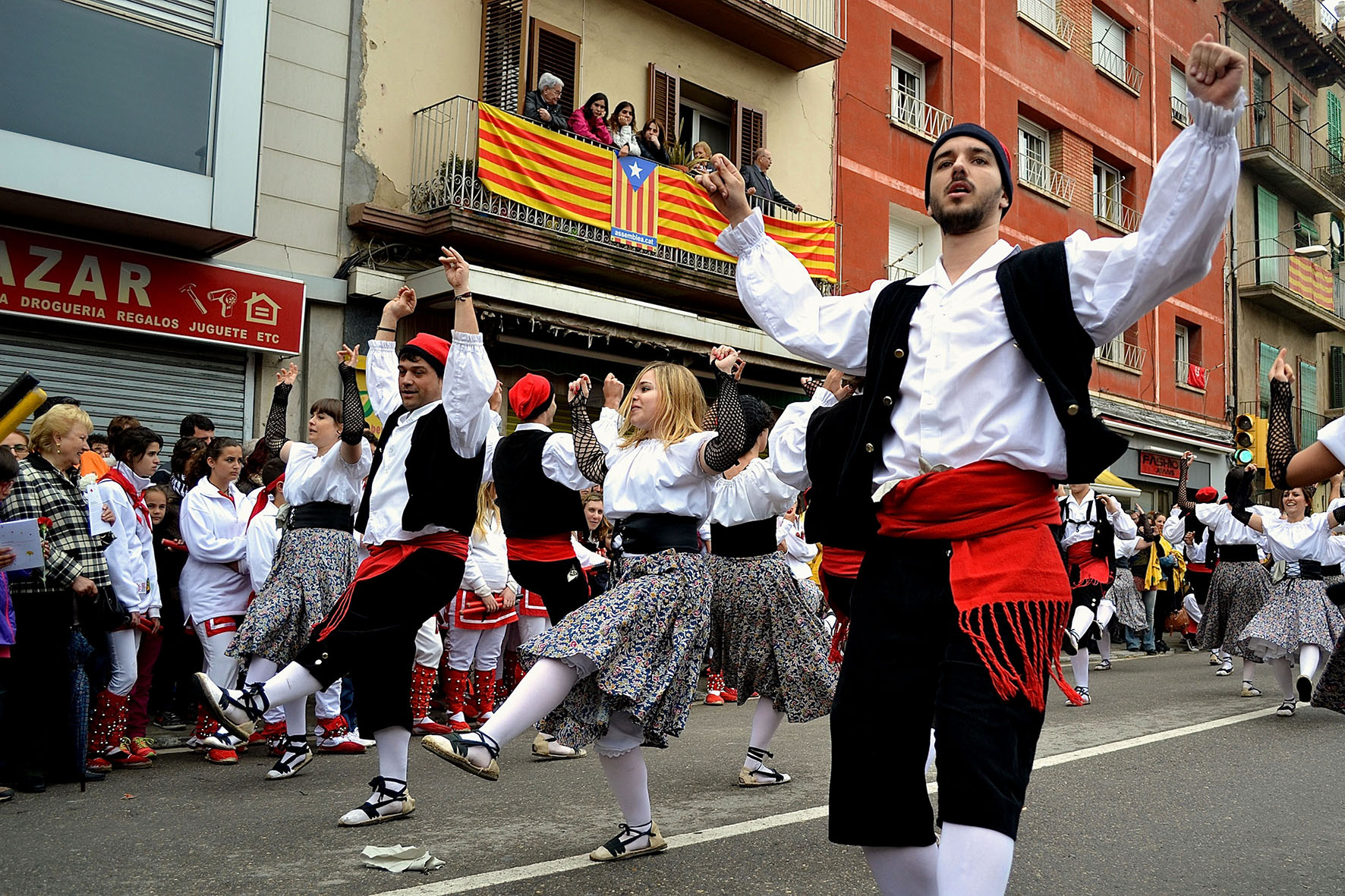 ActuaciÃ³ de la colla Juvenil del Foment Cultural al centre urbÃ  - Abril de 2014.