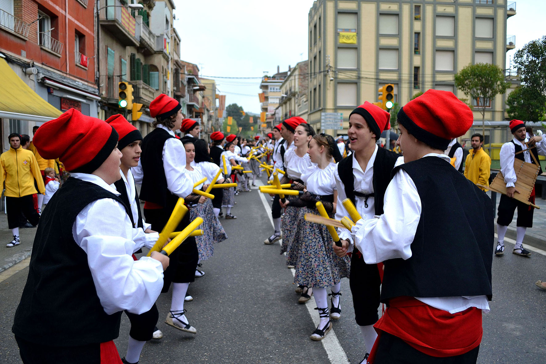 ActuaciÃ³ de la colla Juvenil del Foment Cultural al centre urbÃ  - Abril de 2014.