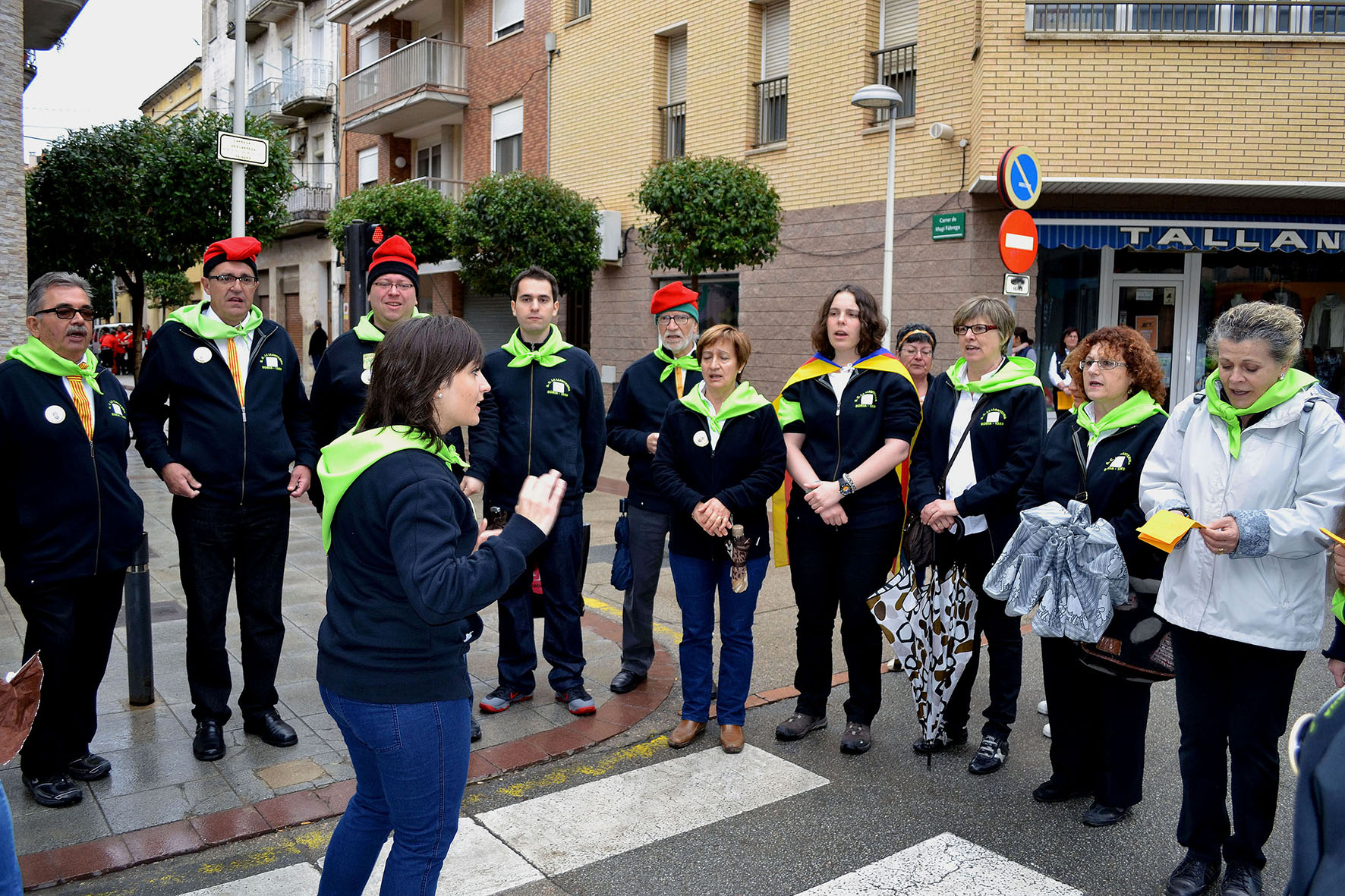 ActuaciÃ³ de la colla de La Llanterna al centre urbÃ  - Abril de 2014.