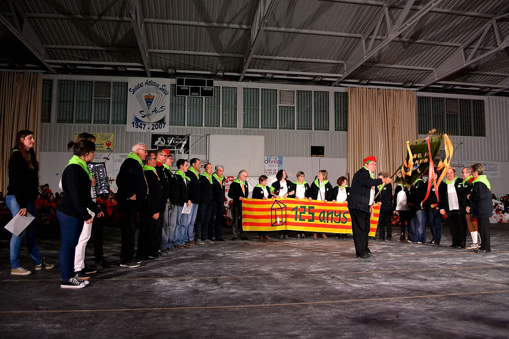 ActuaciÃ³ de la colla de La Llanterna durant la Trobada Caramellaire del PavellÃ³ Municipal d'Esports - Abril de 2014.