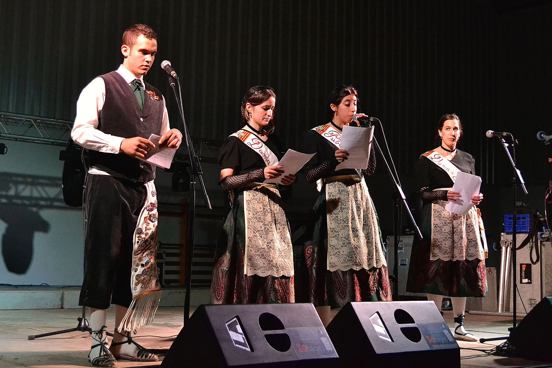 La Pubilla, l'Hereu i les Dames d'Honor de SÃºria presenten la Trobada Caramellaire del PavellÃ³ Municipal d'Esports - Abril de 2014.