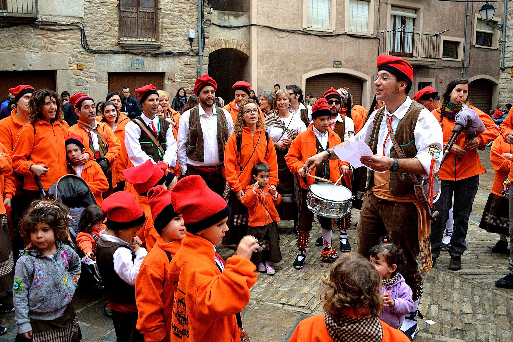 ActuaciÃ³ de la colla del Tro Gros a la plaÃ§a Major del Poble Vell - Abril de 2014.