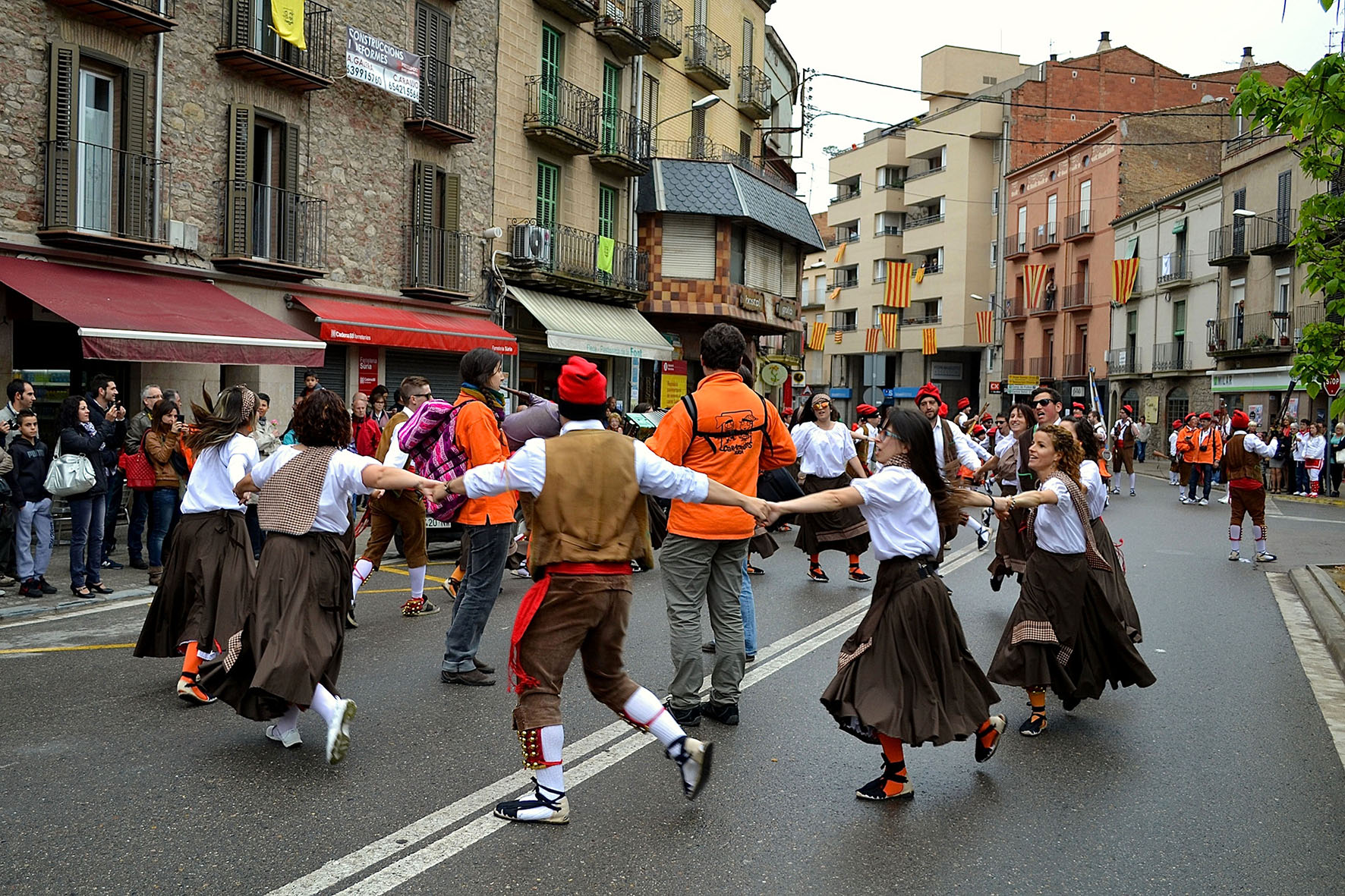 ActuaciÃ³ de la colla del Tro Gros al centre urbÃ  - Abril de 2014.