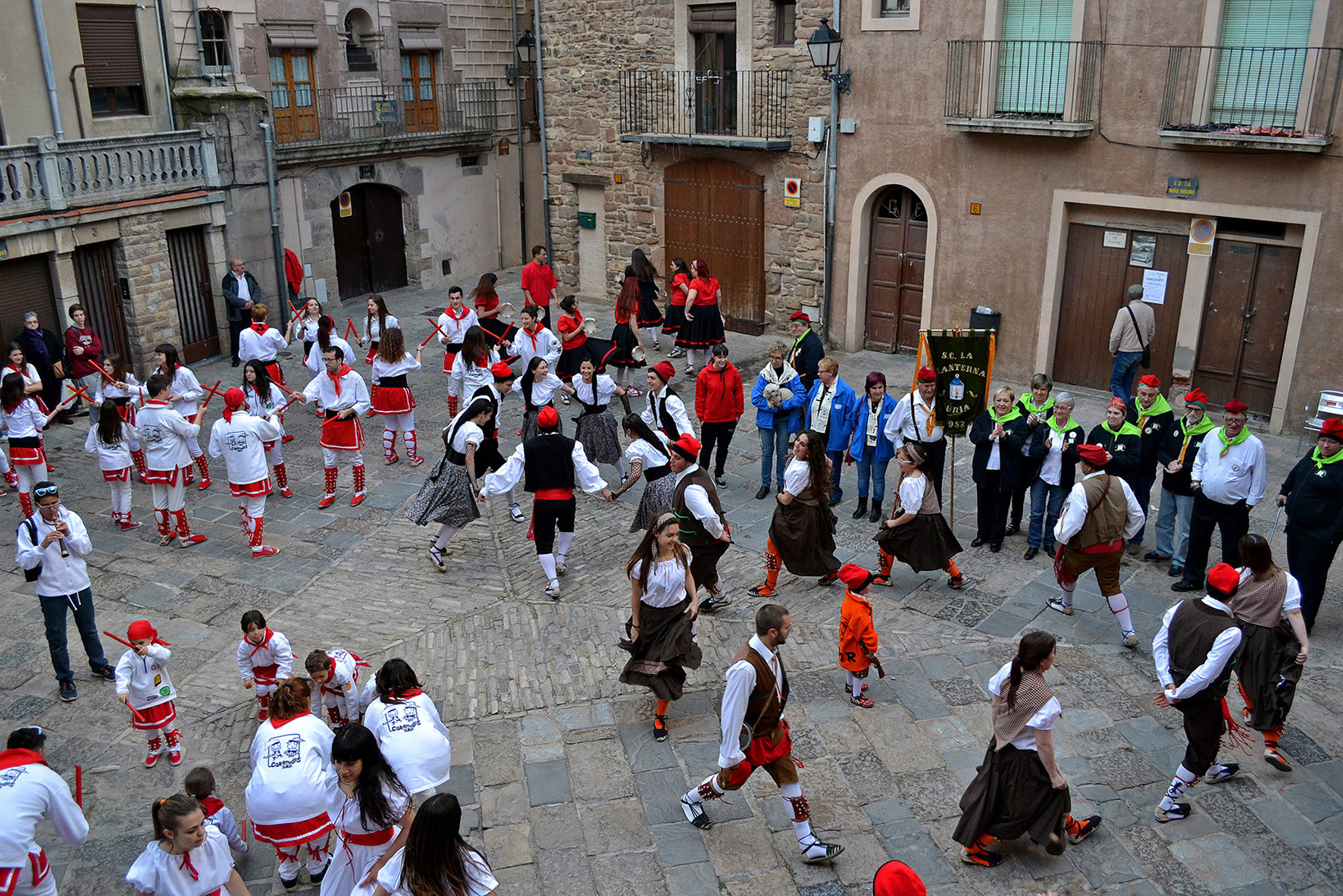 Ambient caramellaire a la plaÃ§a Major de Poble Vell durant la filmaciÃ³ del reportatge del programa 'Espai Terraâ€™ de TV3 sobre les Caramelles de SÃºria - MarÃ§ de 2015.
