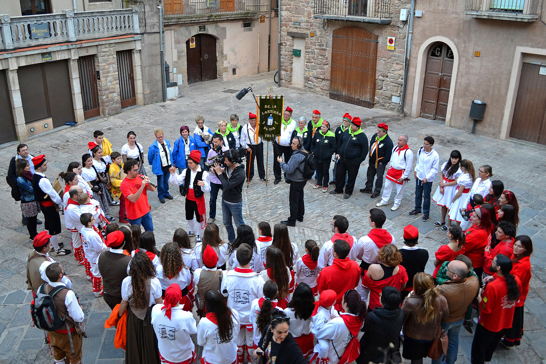 Representants de les colles caramellaires interpreten El Cant del Poble a la plaÃ§a Major del Poble Vell per al reportatge del programa 'Espai Terraâ€™ de TV3 sobre les Caramelles de SÃºria - MarÃ§ de 2015.